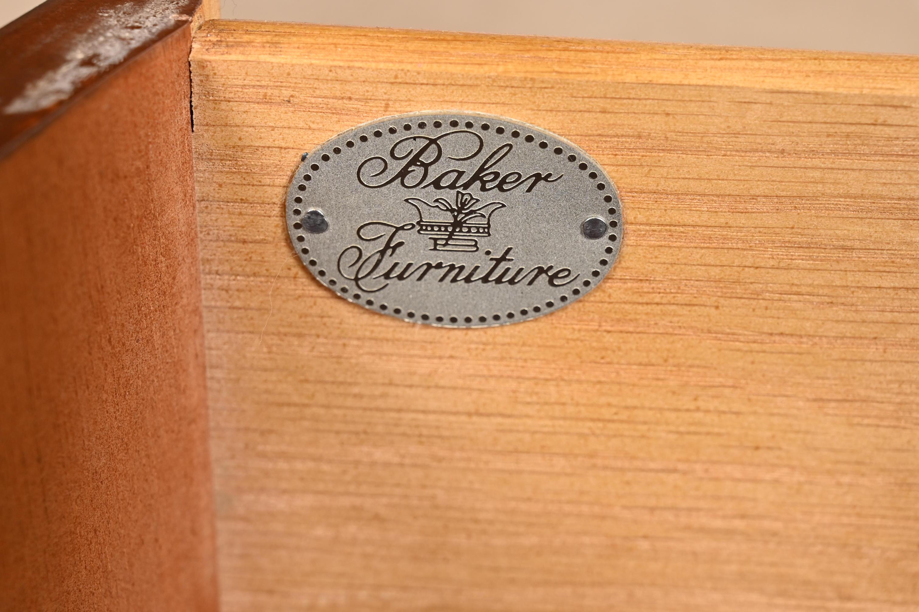 Credenza Demilune in mogano intarsiato di Baker Furniture Feder, appena restaurata in vendita 1