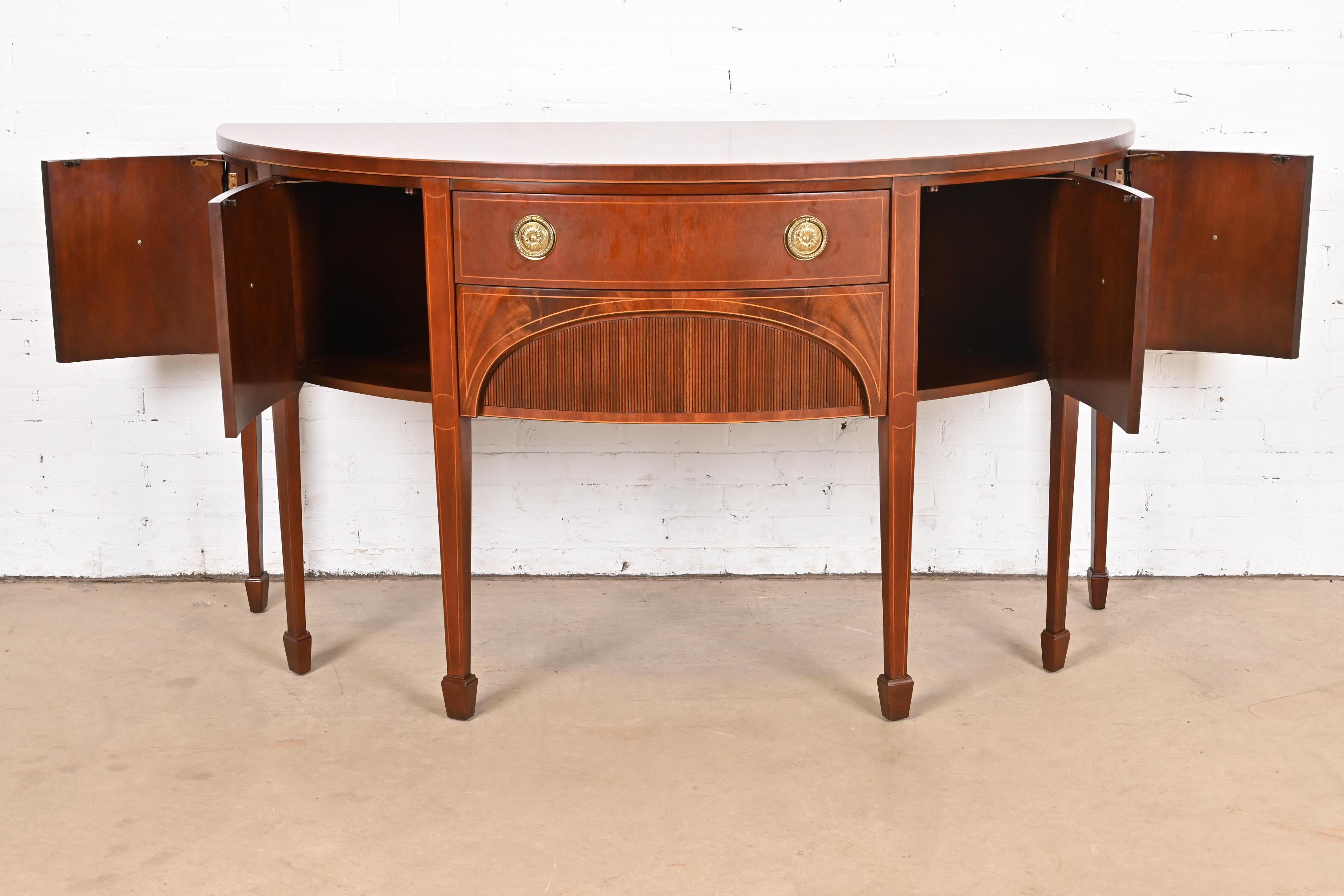 Credenza Demilune in mogano intarsiato di Baker Furniture Feder, appena restaurata in vendita 2