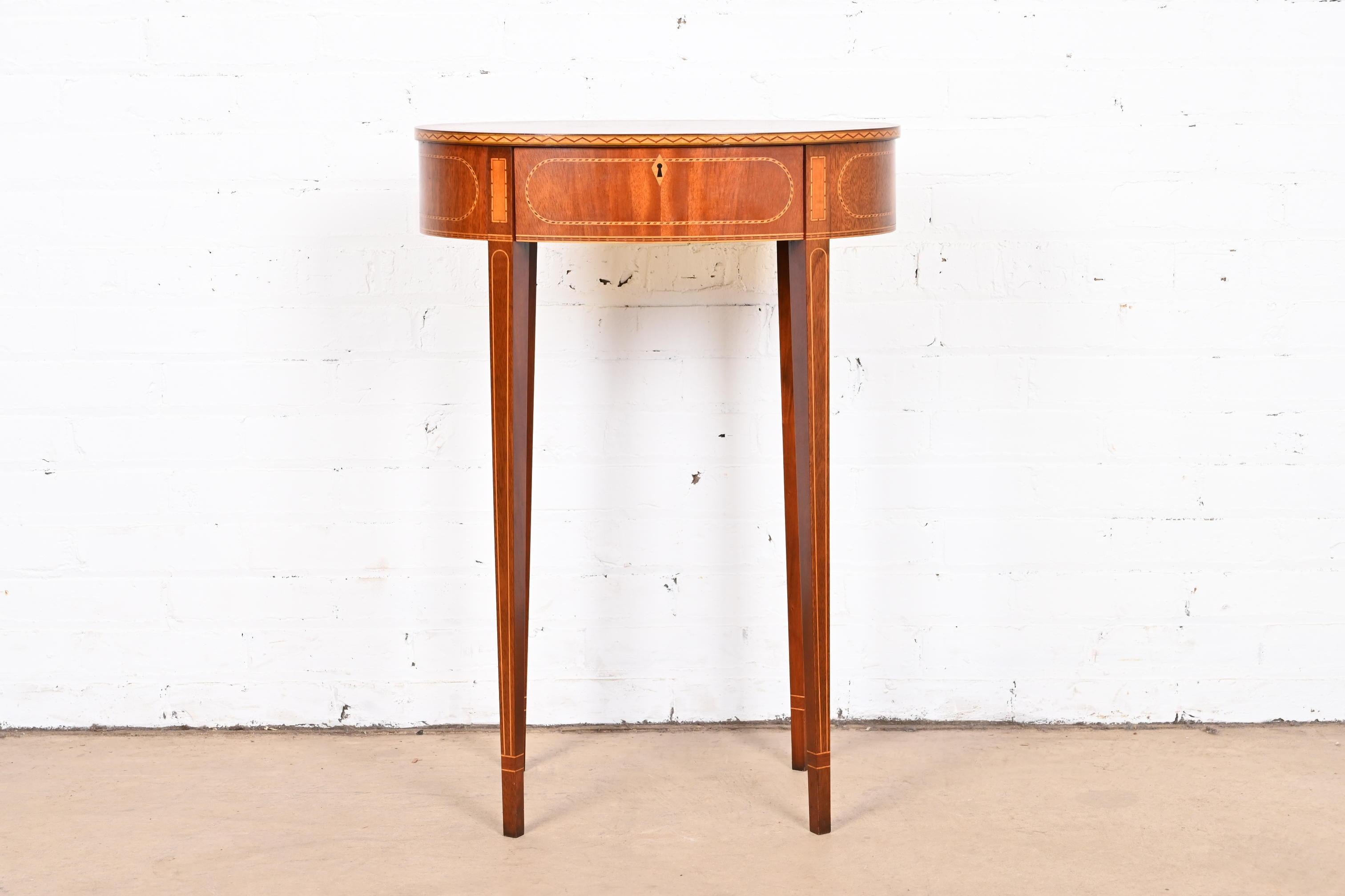 Une magnifique table d'appoint ou table de nuit de style Feder ou Hepplewhite.

Par Baker Furniture, Collection 