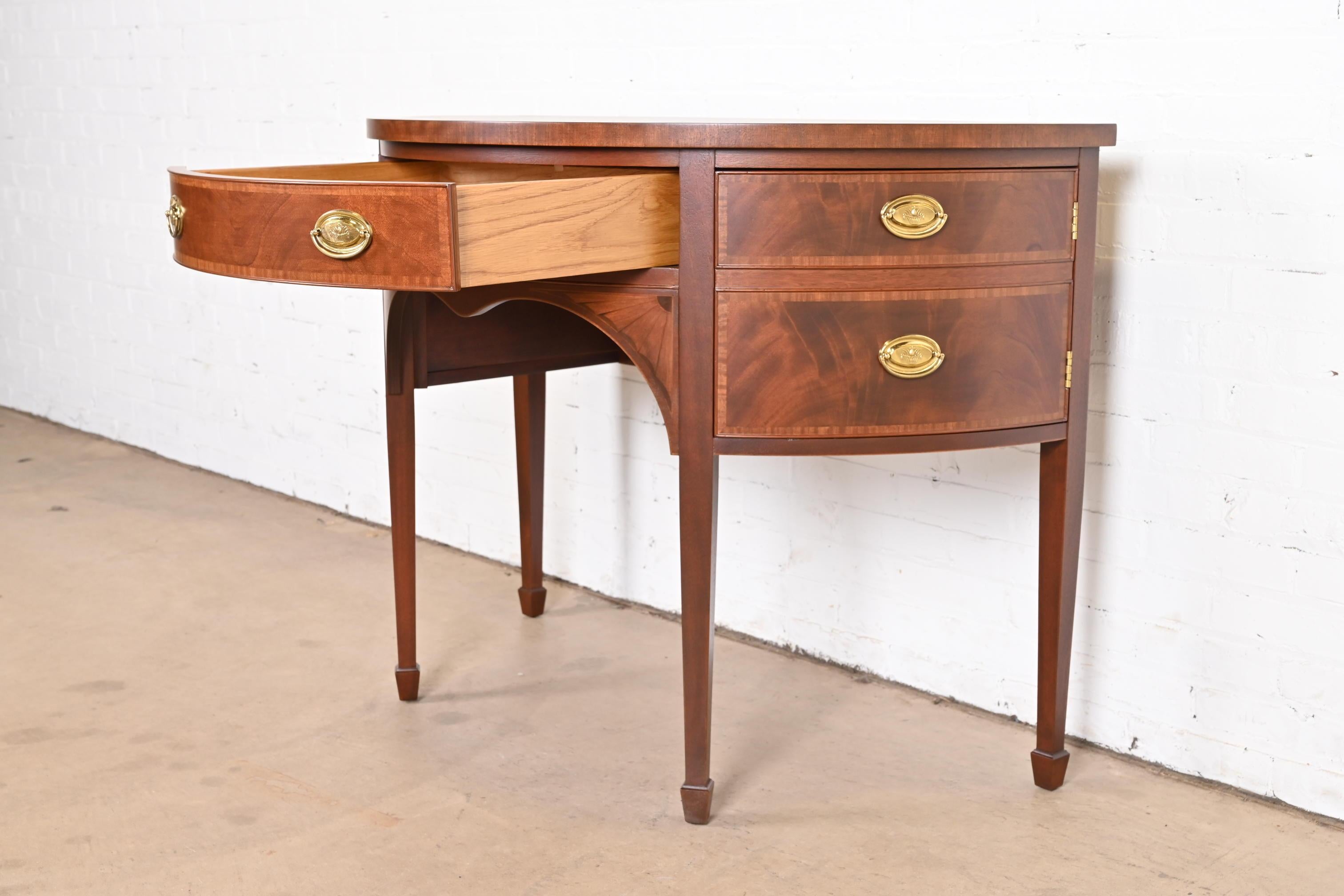 Meuble de rangement fédéral demi-lune en acajou et bois de satin de Baker Furniture, reverni en vente 2