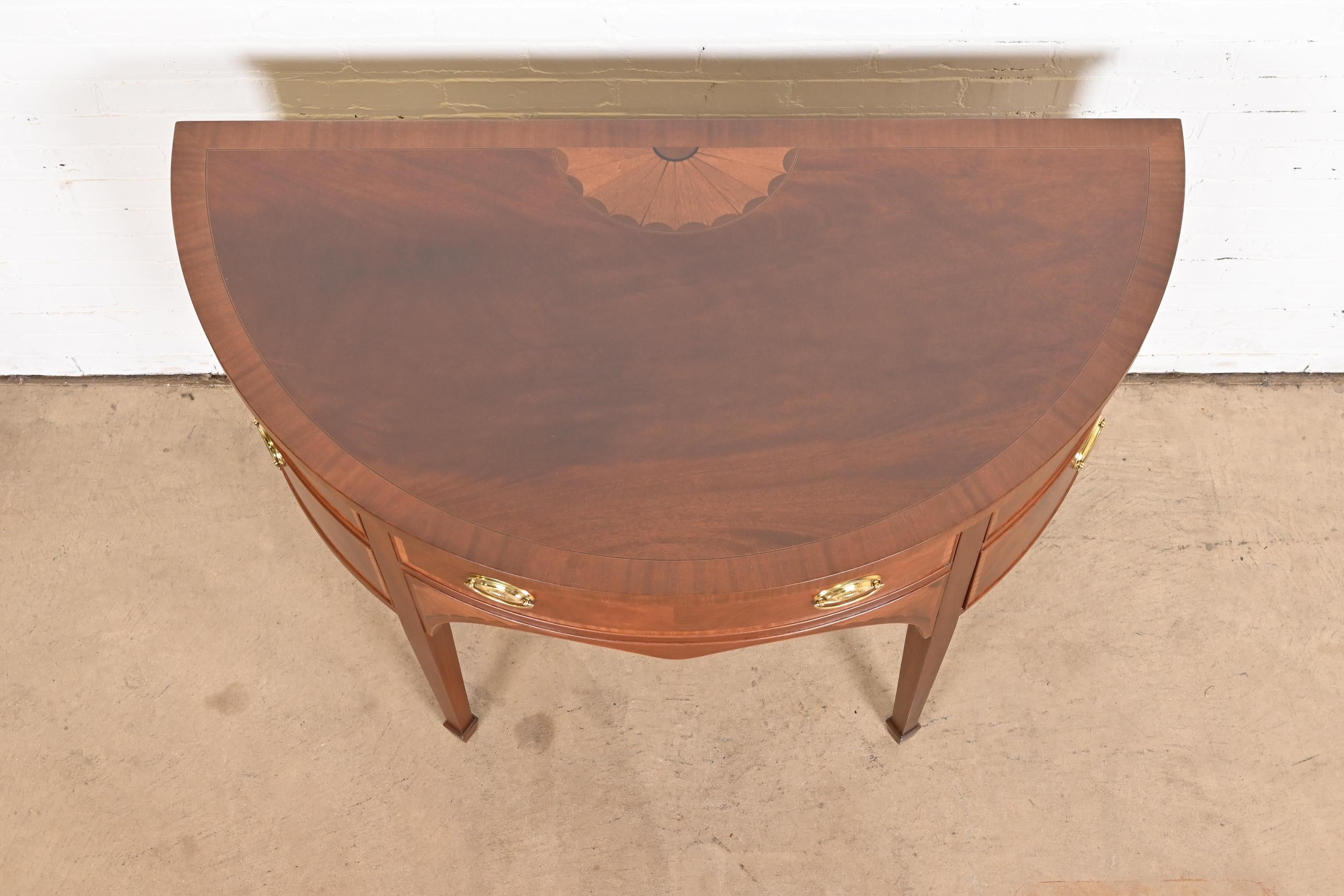 Meuble de rangement fédéral demi-lune en acajou et bois de satin de Baker Furniture, reverni en vente 5