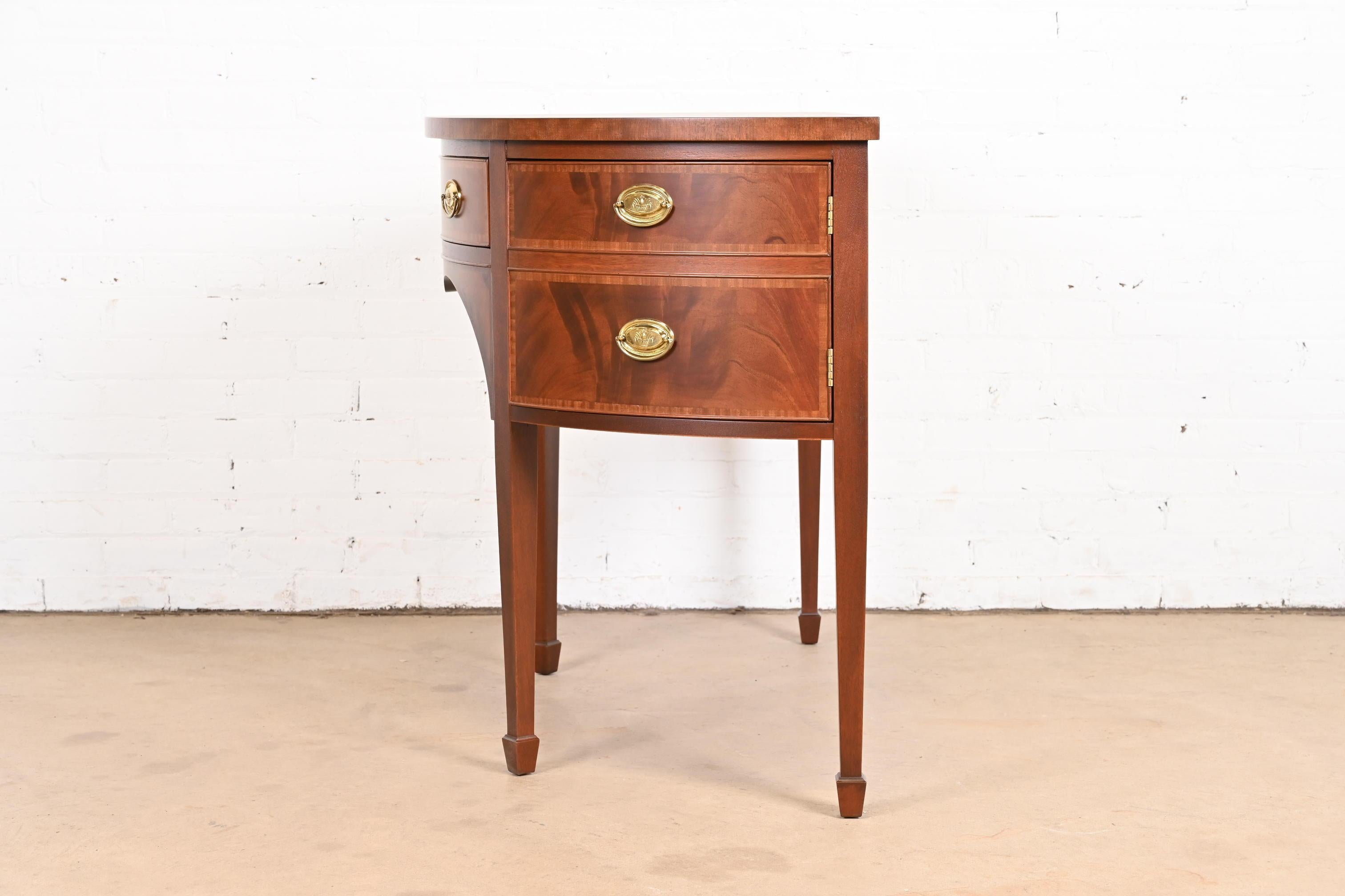 Meuble de rangement fédéral demi-lune en acajou et bois de satin de Baker Furniture, reverni en vente 6