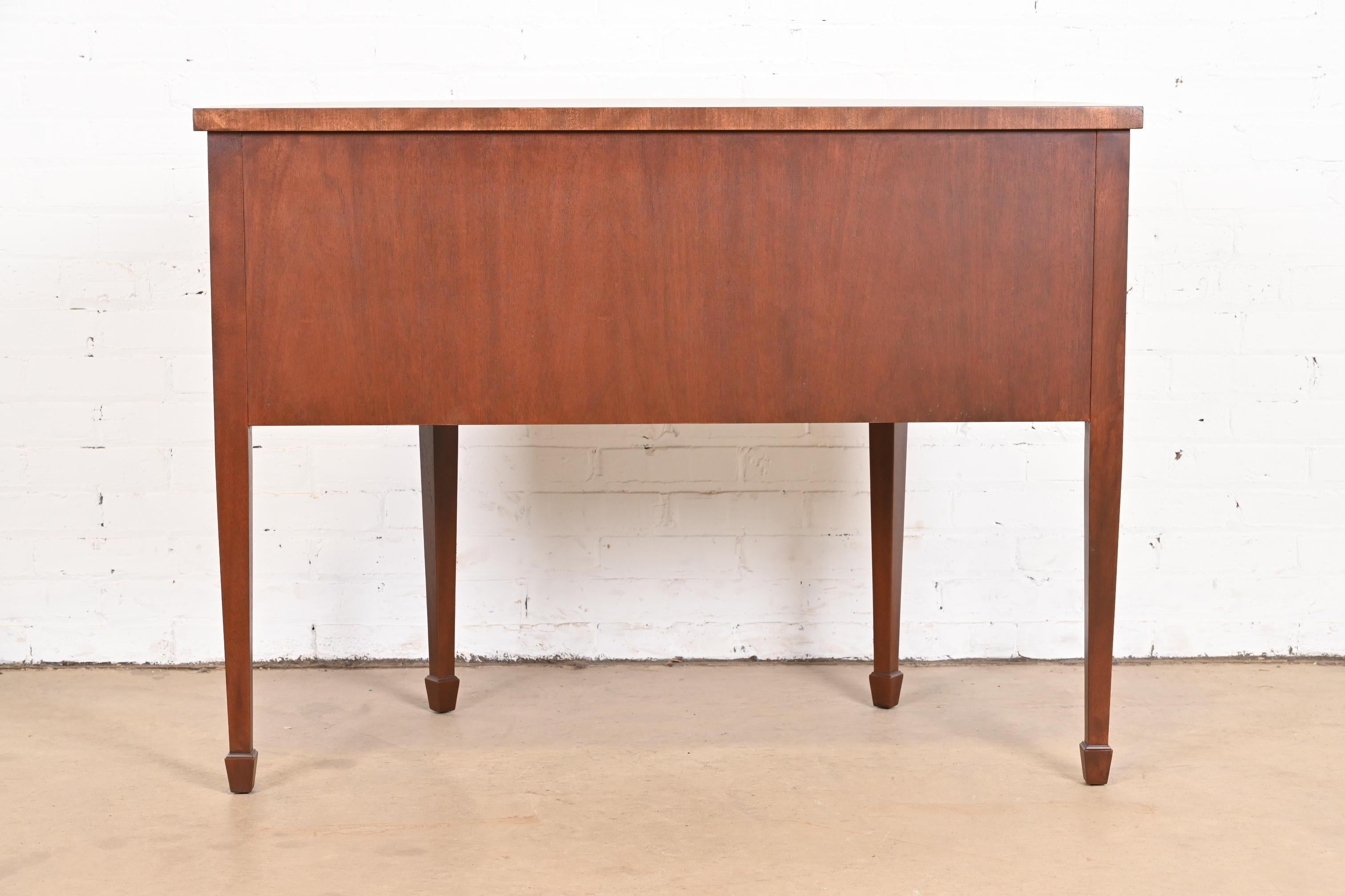 Meuble de rangement fédéral demi-lune en acajou et bois de satin de Baker Furniture, reverni en vente 7