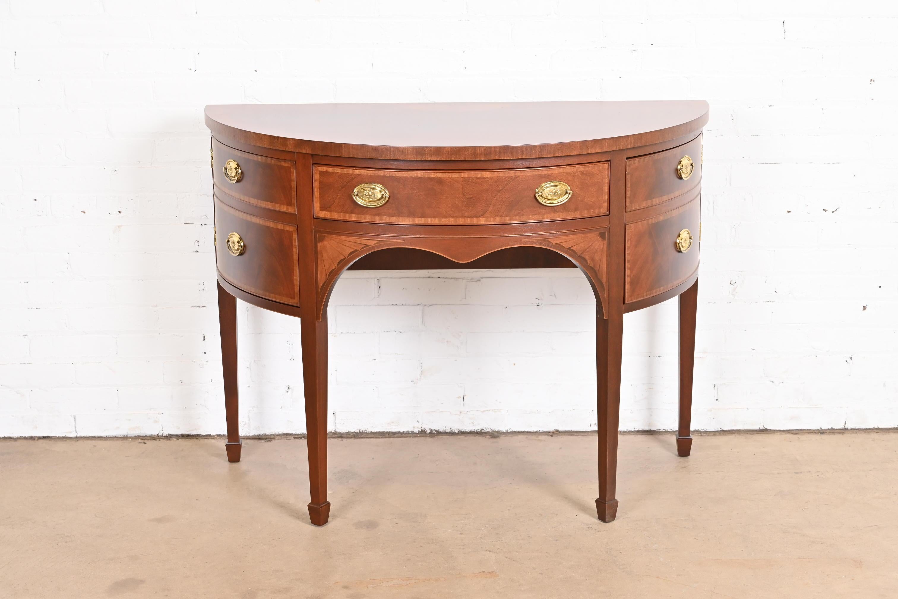 Exceptionnelle armoire ou buffet de style Feder ou Hepplewhite.

Par Baker Furniture

USA, Circa 1980

Acajou flammé, avec bandes et incrustations en bois satiné, et quincaillerie en laiton d'origine.

Dimensions : 45,25 