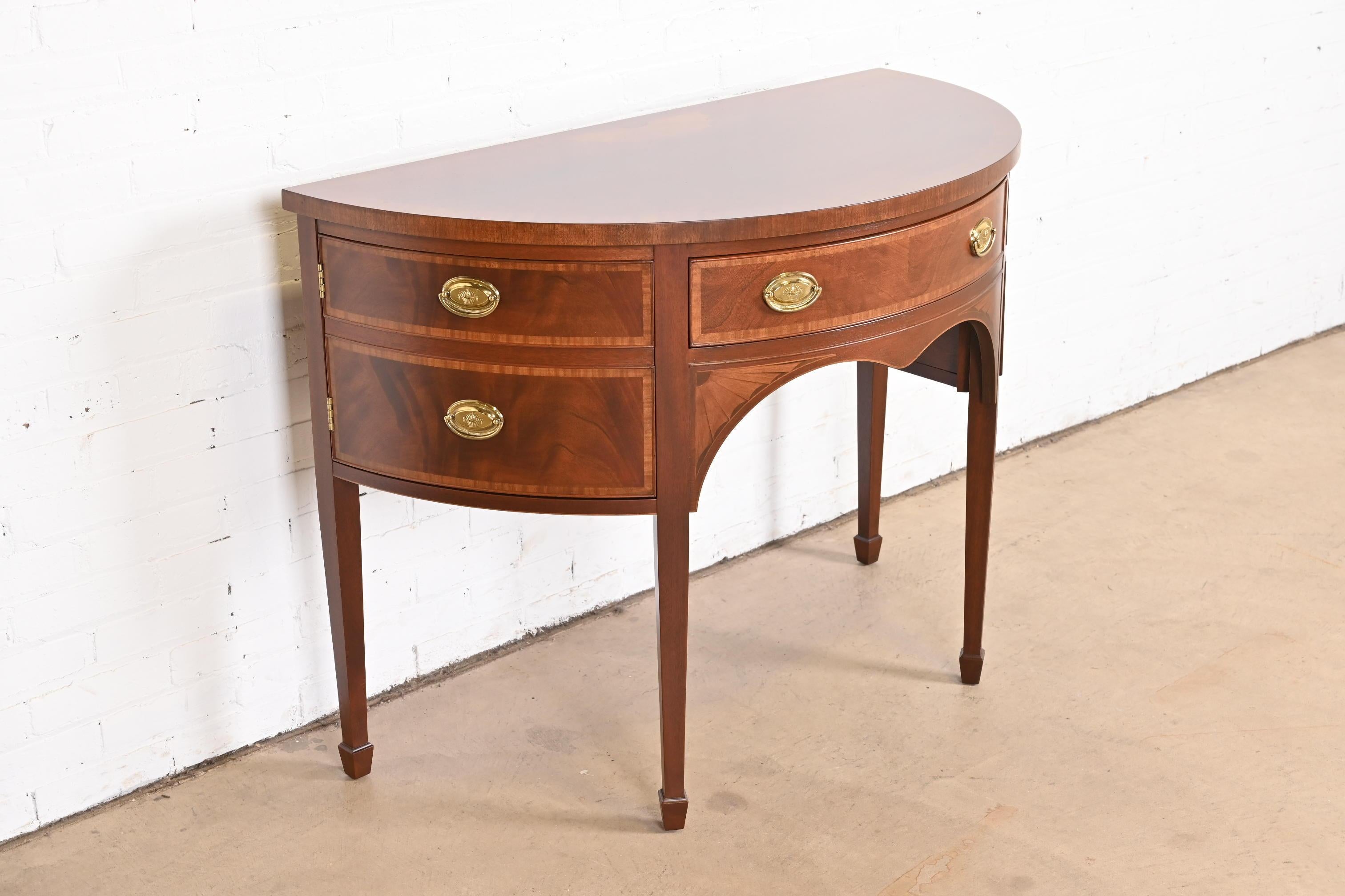 Meuble de rangement fédéral demi-lune en acajou et bois de satin de Baker Furniture, reverni Bon état - En vente à South Bend, IN
