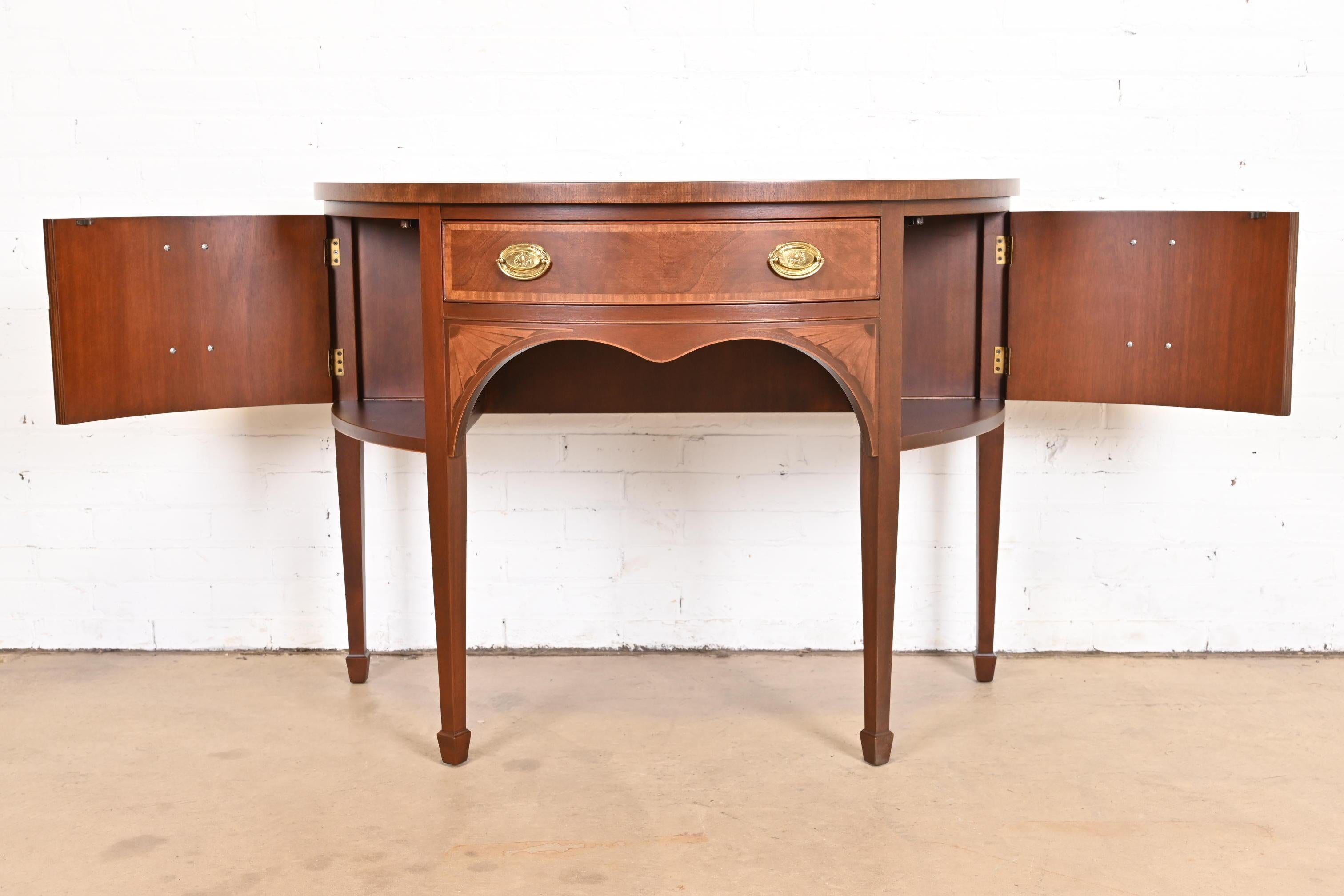 Laiton Meuble de rangement fédéral demi-lune en acajou et bois de satin de Baker Furniture, reverni en vente