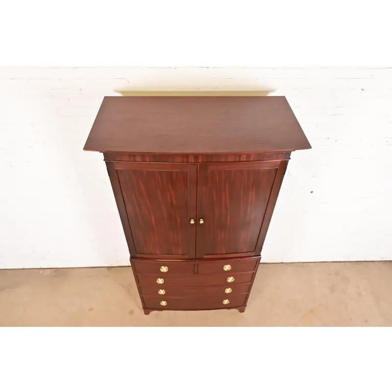 Baker Furniture Feder, comò in mogano o pressa per la biancheria in vendita 3