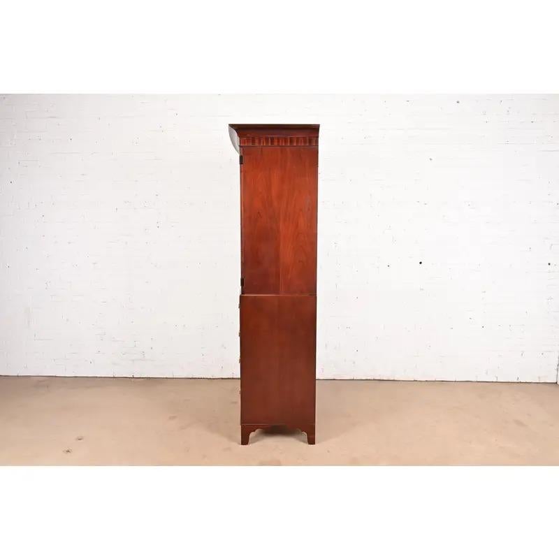 Baker Furniture Feder, comò in mogano o pressa per la biancheria in vendita 4