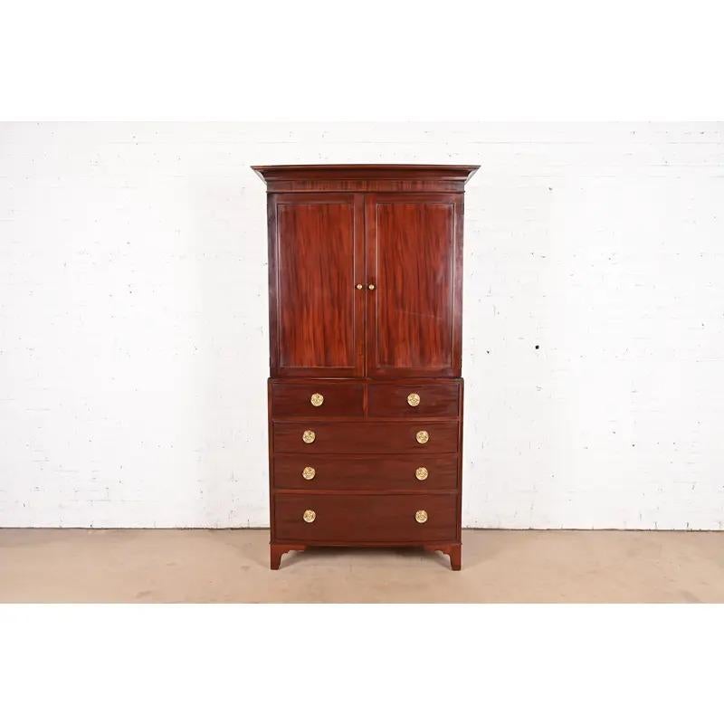 Una splendida cassettiera armoire in stile Feder o Hepplewhite, una cassapanca da gentiluomo o una pressa per la biancheria

Da Baker Furniture

Stati Uniti, fine del XX secolo

Mogano, con ferramenta originale in ottone.

Misure: 47,75