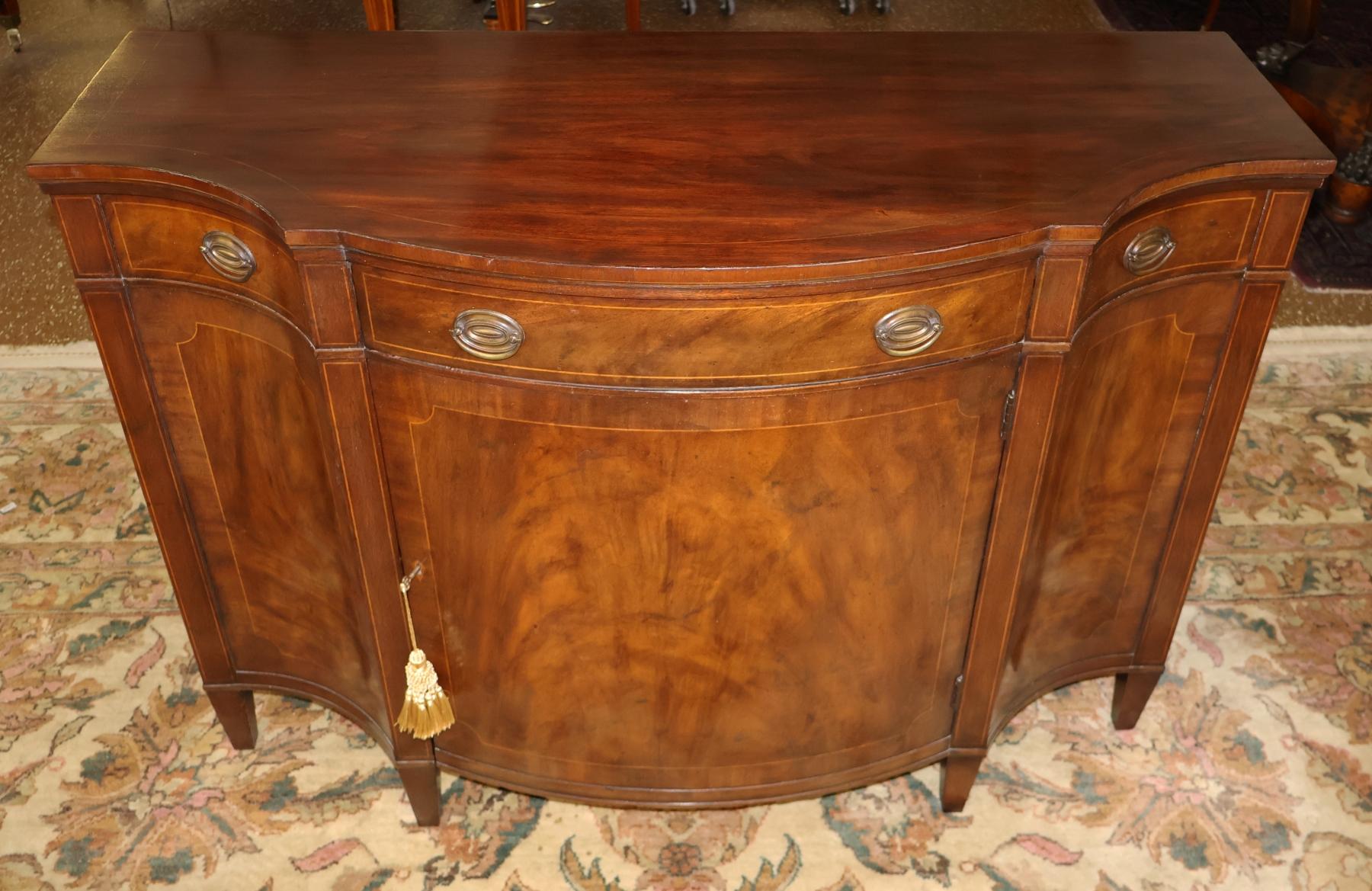 Baker Möbel Federal Regency Stil Mahagoni Sideboard Buffet Server

Abmessungen: 48