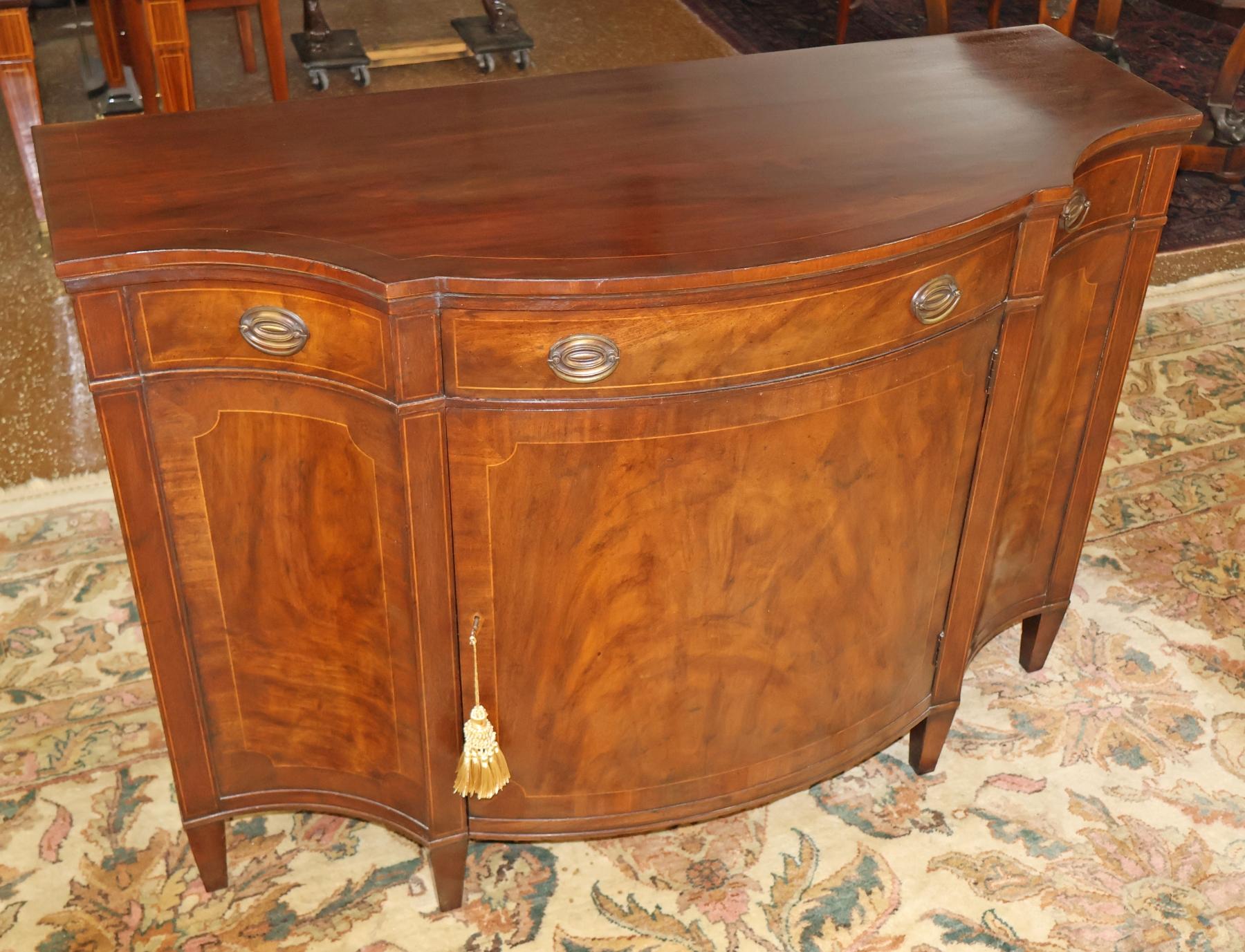 Baker Möbel Federal Regency Stil Mahagoni Sideboard Buffet Server (amerikanisch) im Angebot