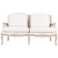 Baker Furniture Loveseat français sculpté de style Louis XV