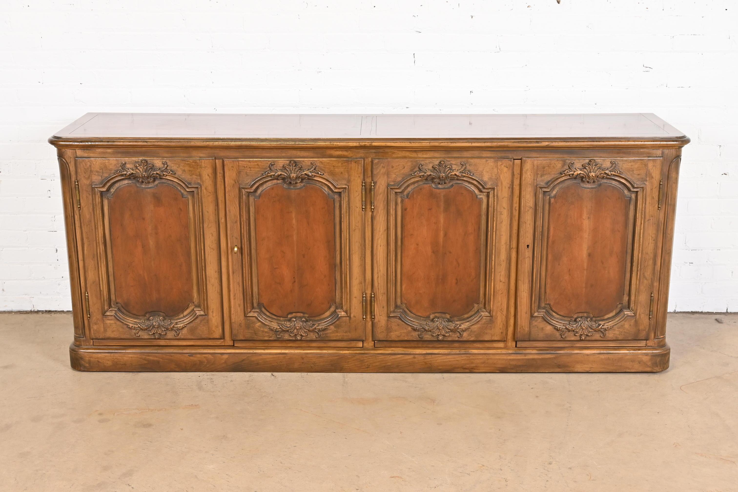 A gorgeous French Provincial Louis XV style carved walnut sideboard, credenza, or bar cabinet

By Baker Furniture

USA, Circa 1960s

Measures: 82.5