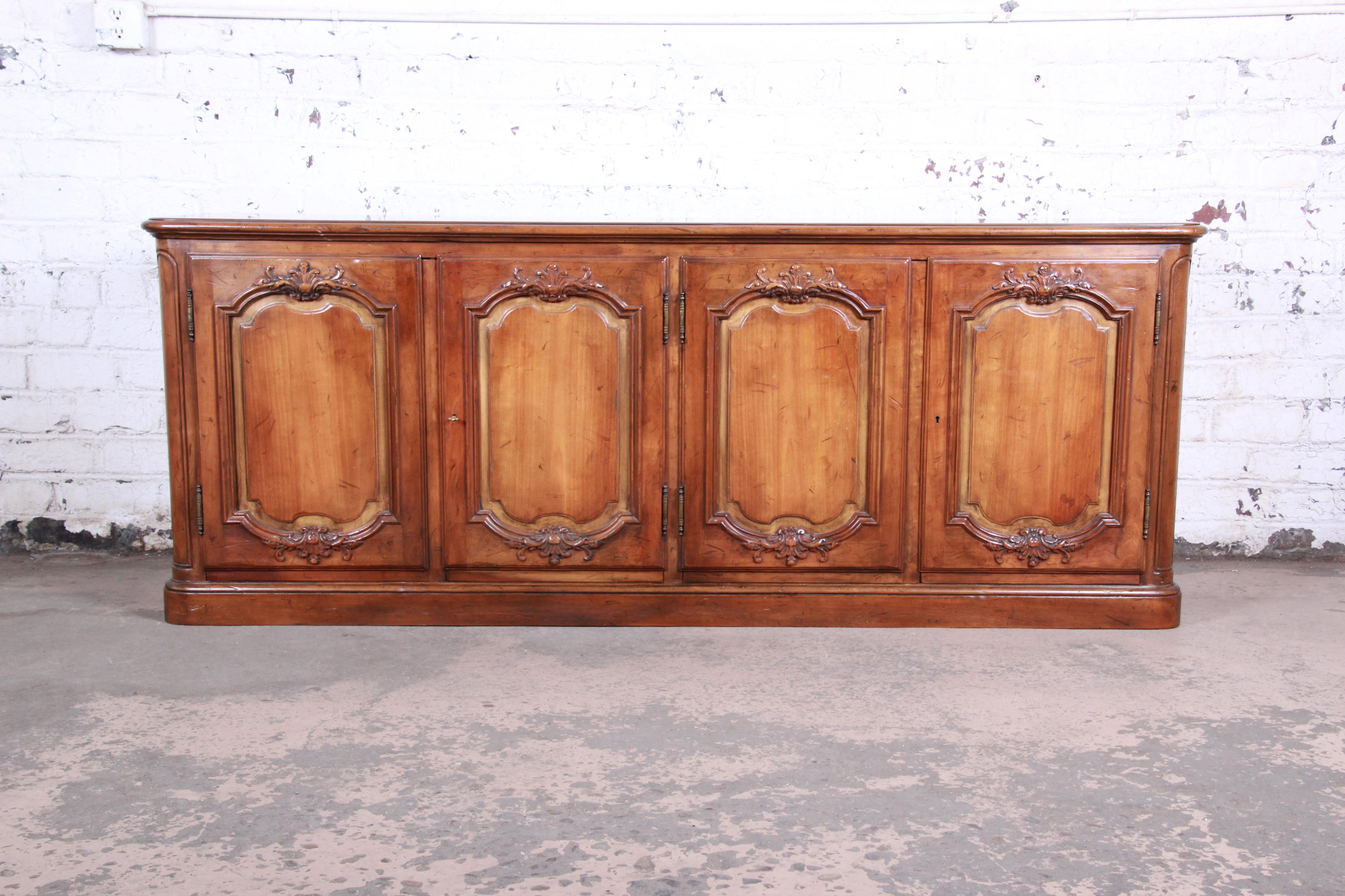 French Country style cherrywood sideboard credenza or bar cabinet

Made by Baker Furniture Company

USA, circa 1970s

cherrywood

Measures: 82.5