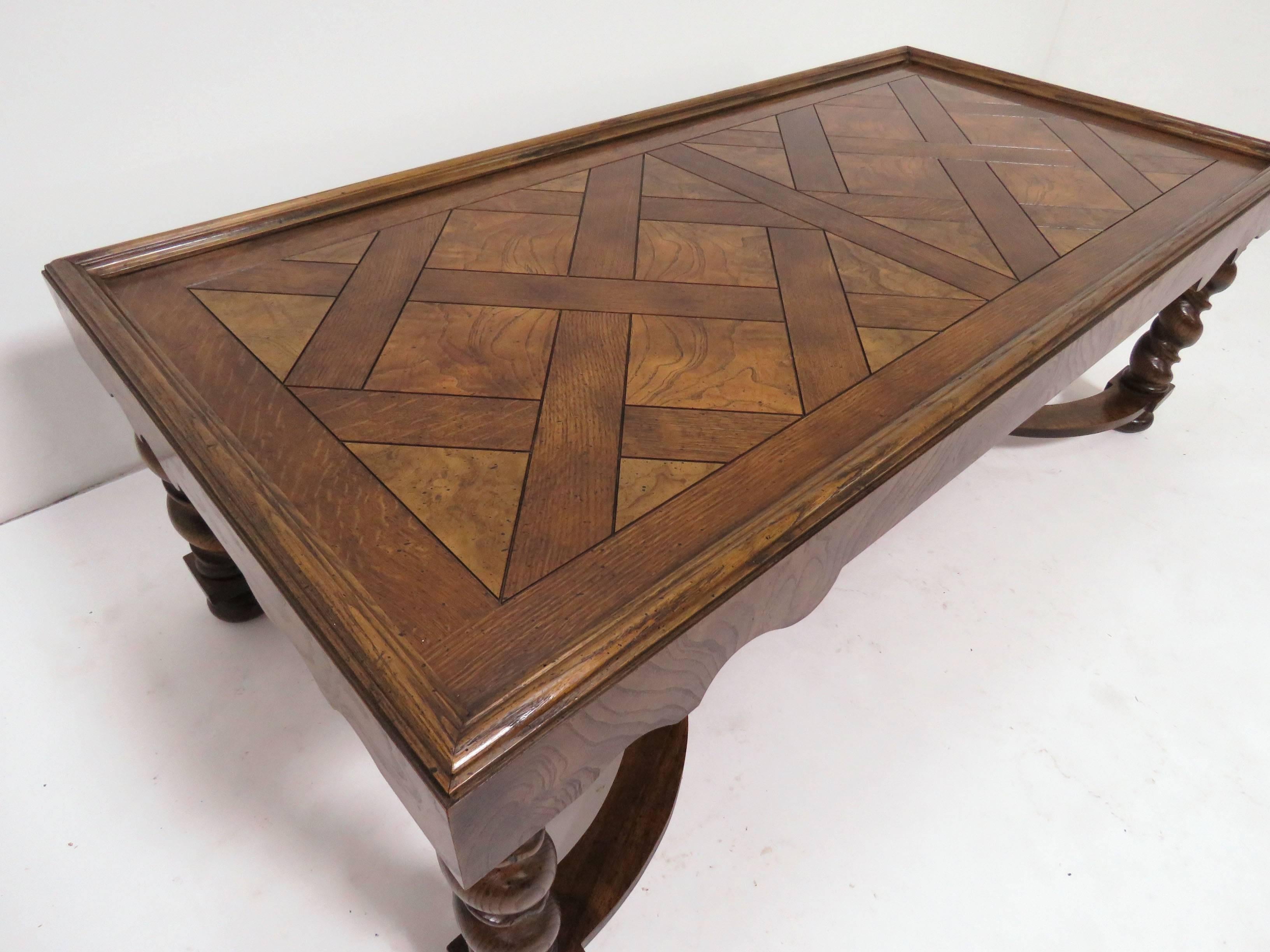 Milieu du XXe siècle Table basse de campagne française de Baker Furniture avec plateau en parqueterie et pieds sculptés