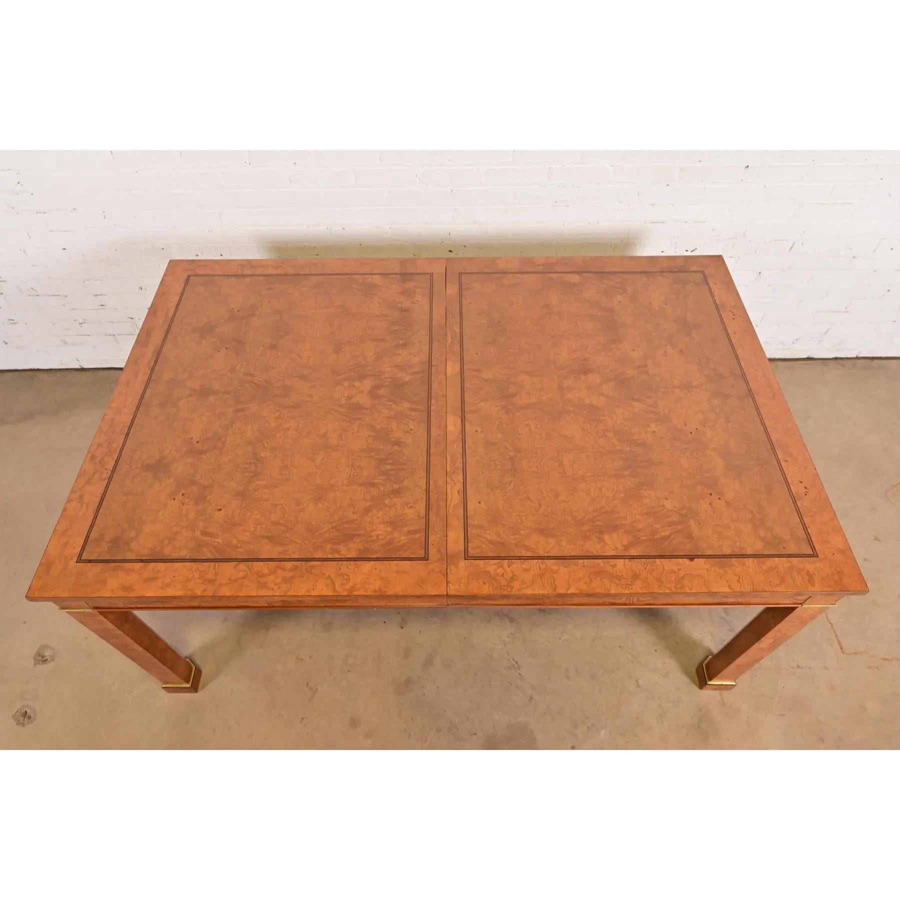 Tavolo da pranzo Baker Furniture in legno di radica e ottone, rifinito in vendita 3