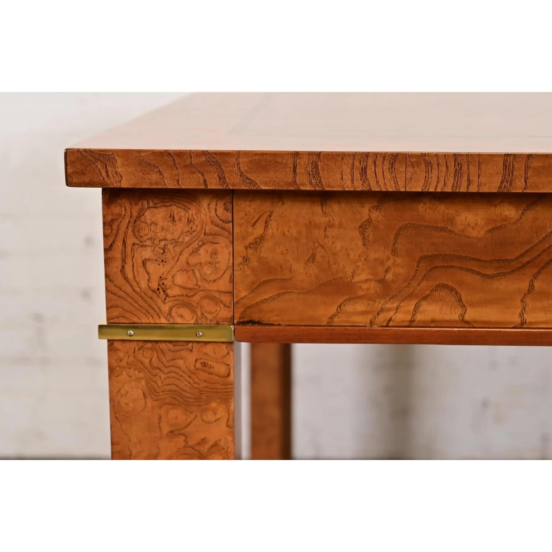 Tavolo da pranzo Baker Furniture in legno di radica e ottone, rifinito in vendita 5