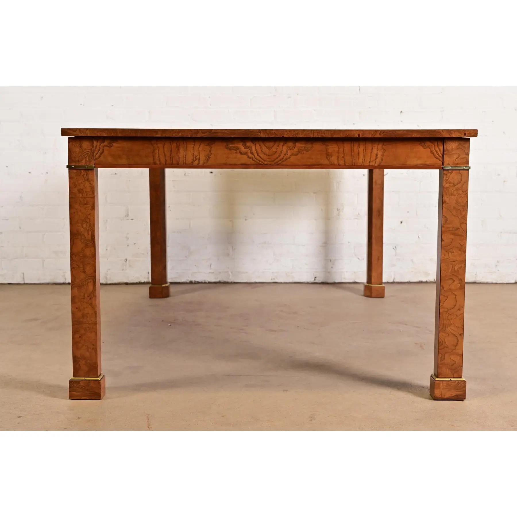 Tavolo da pranzo Baker Furniture in legno di radica e ottone, rifinito in vendita 7