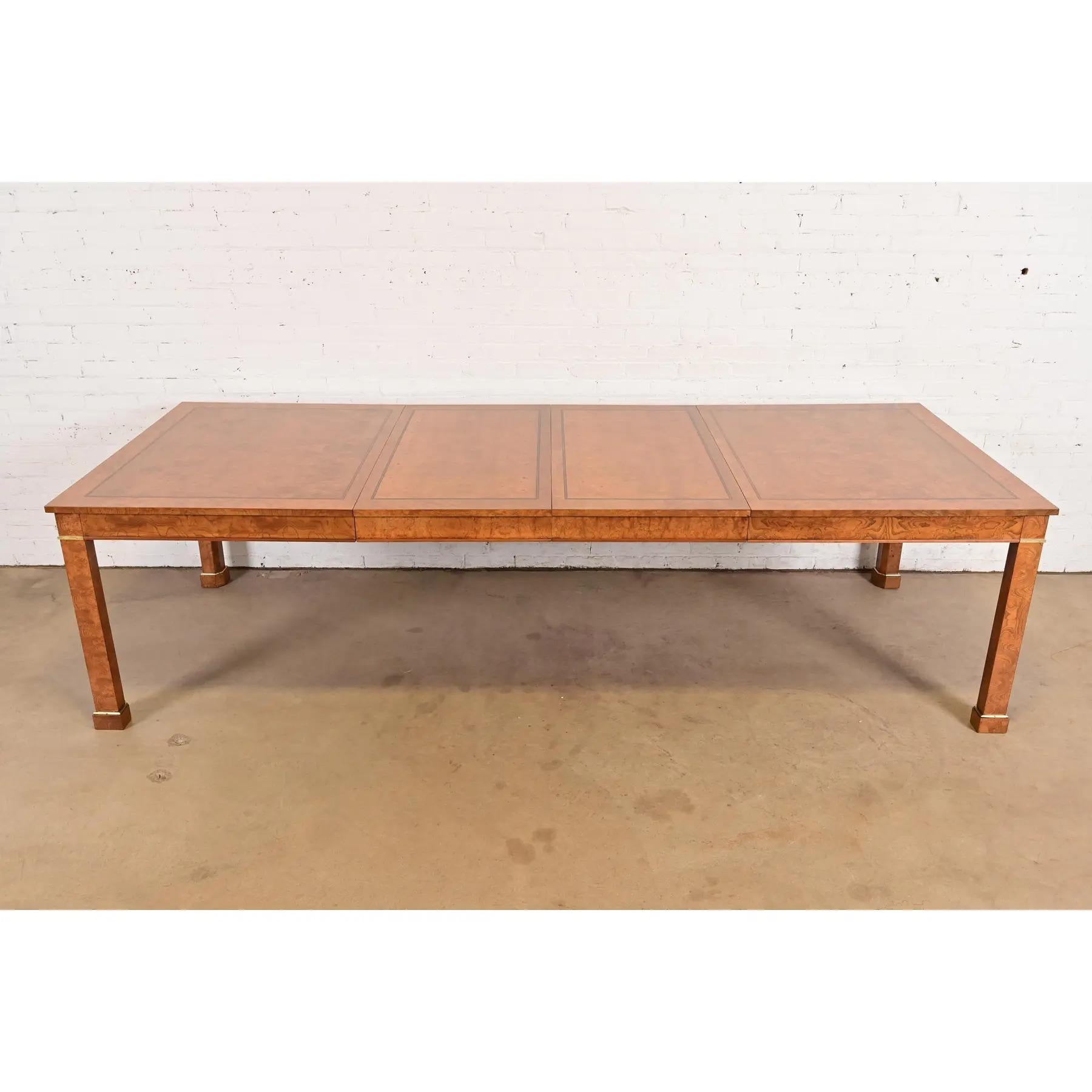 Stile impero Tavolo da pranzo Baker Furniture in legno di radica e ottone, rifinito in vendita