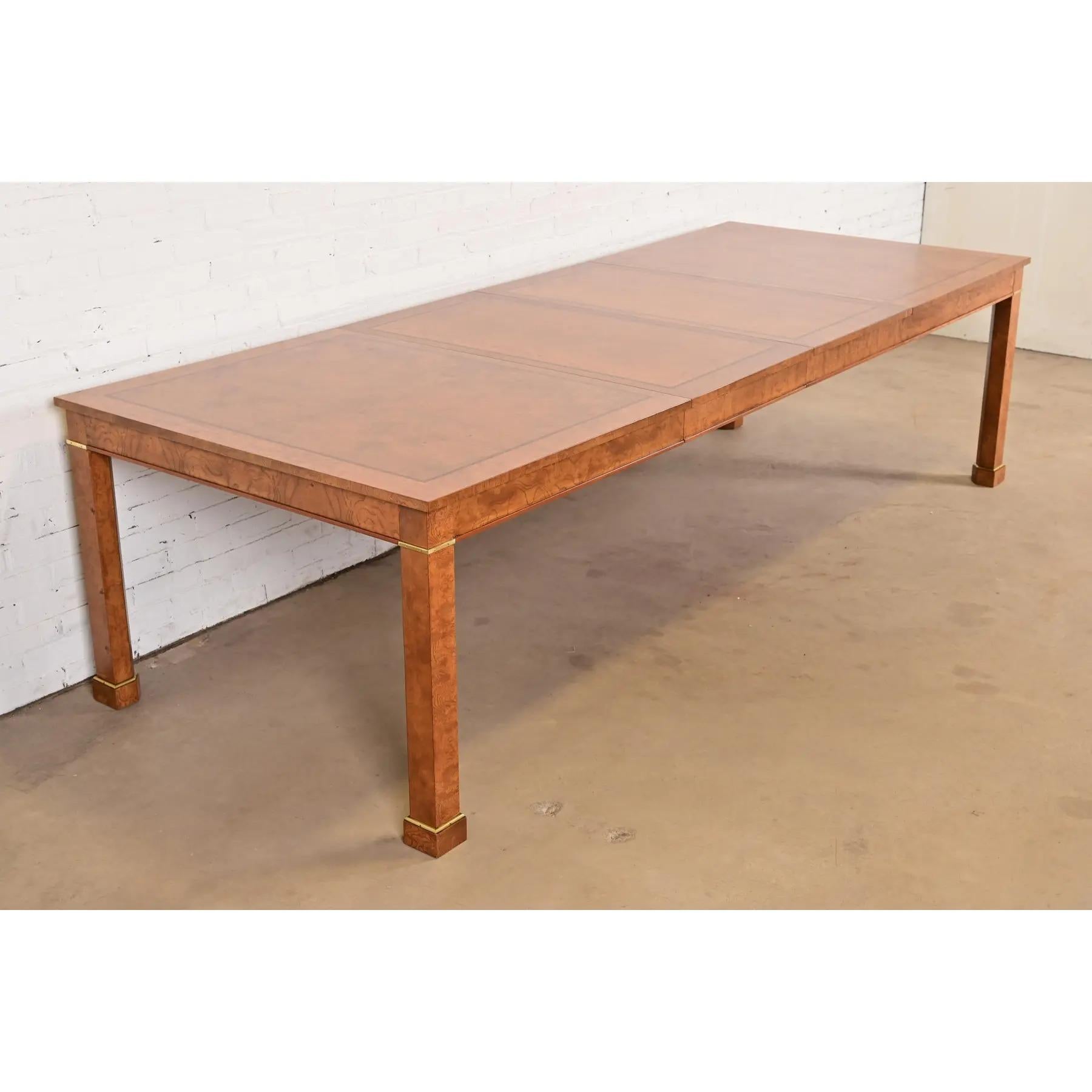 Americano Tavolo da pranzo Baker Furniture in legno di radica e ottone, rifinito in vendita