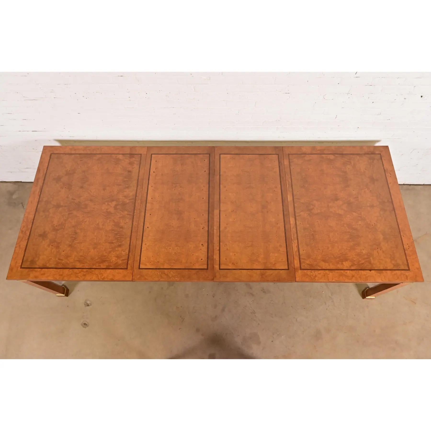 Tavolo da pranzo Baker Furniture in legno di radica e ottone, rifinito In condizioni buone in vendita a South Bend, IN