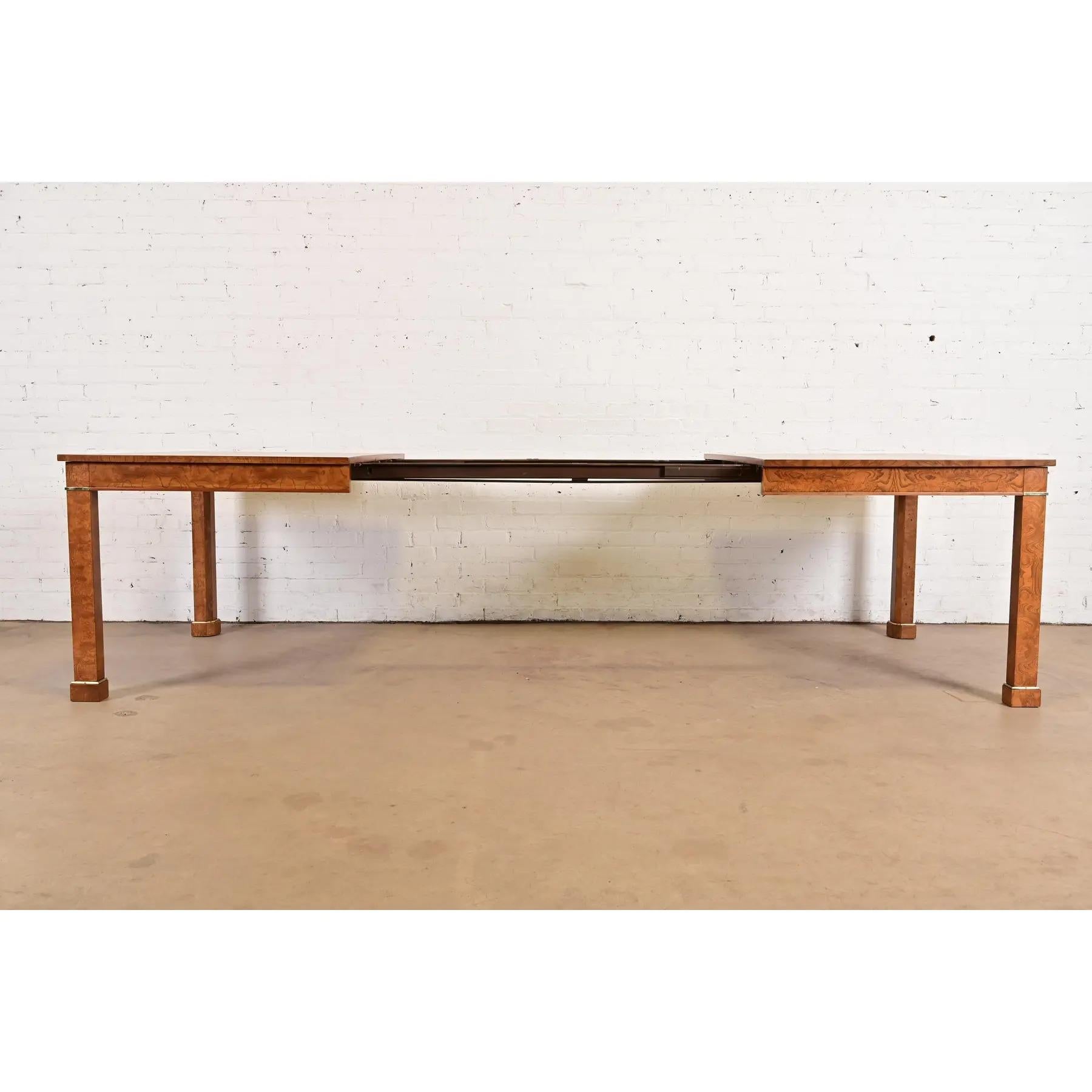 Fine XX secolo Tavolo da pranzo Baker Furniture in legno di radica e ottone, rifinito in vendita