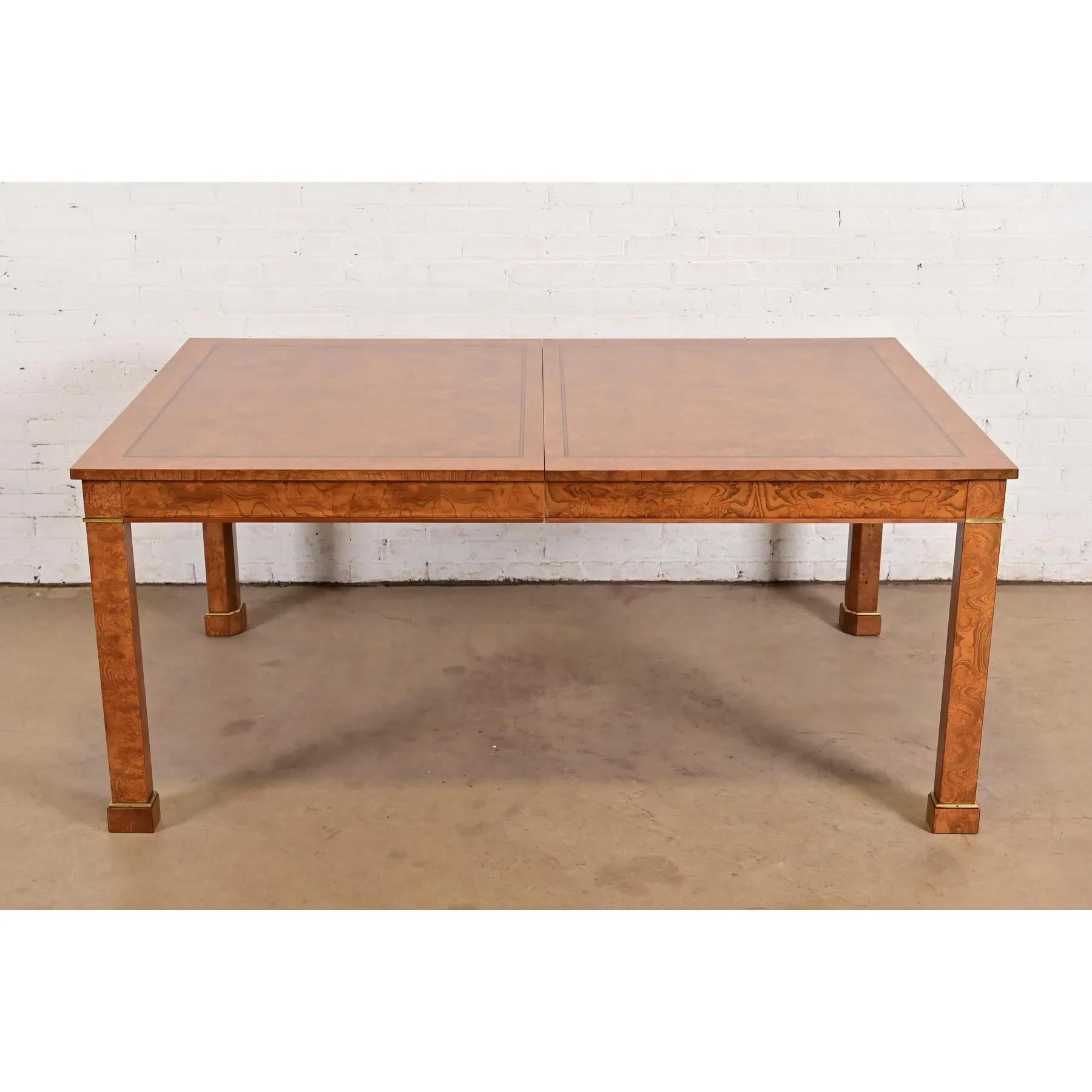 Ottone Tavolo da pranzo Baker Furniture in legno di radica e ottone, rifinito in vendita