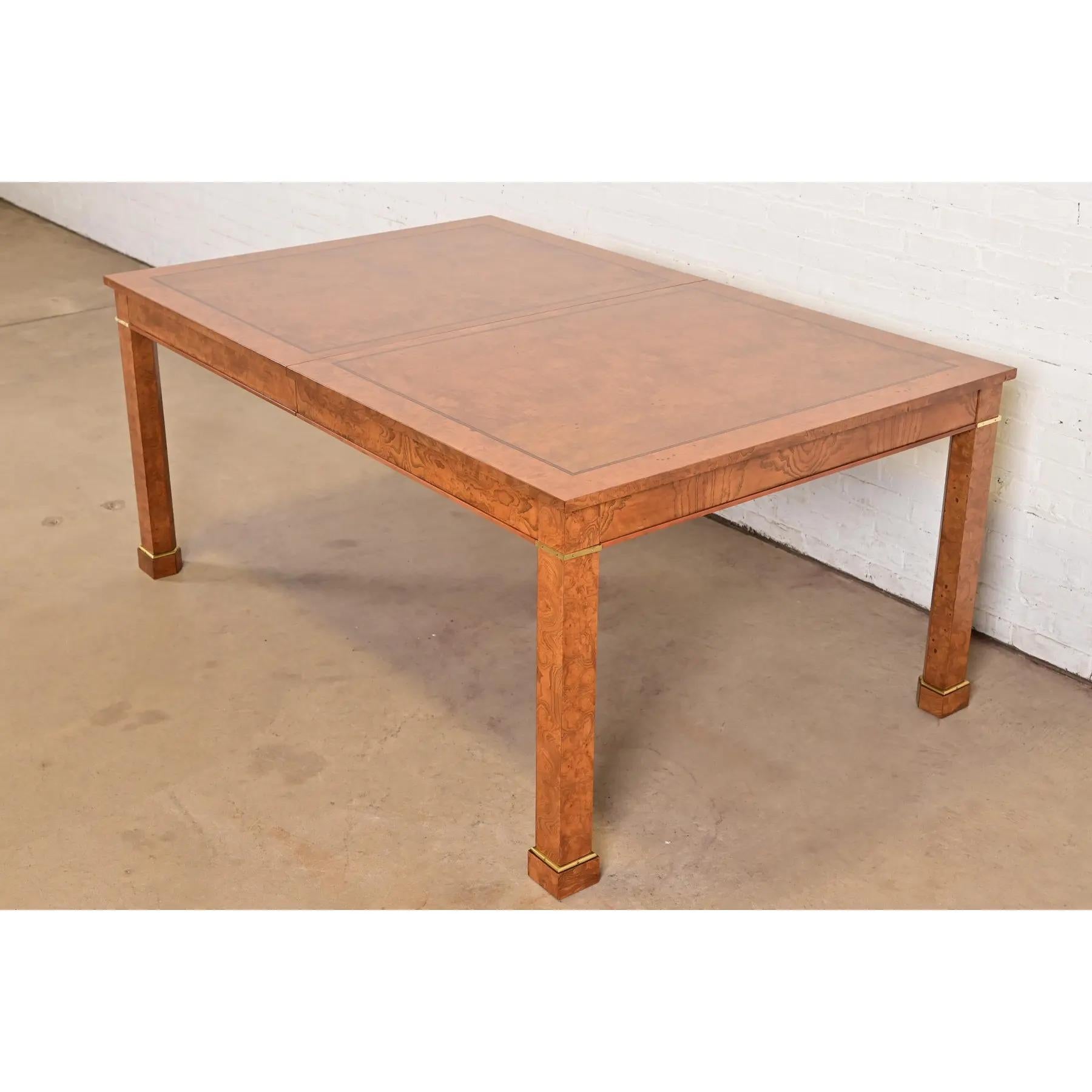 Tavolo da pranzo Baker Furniture in legno di radica e ottone, rifinito in vendita 1