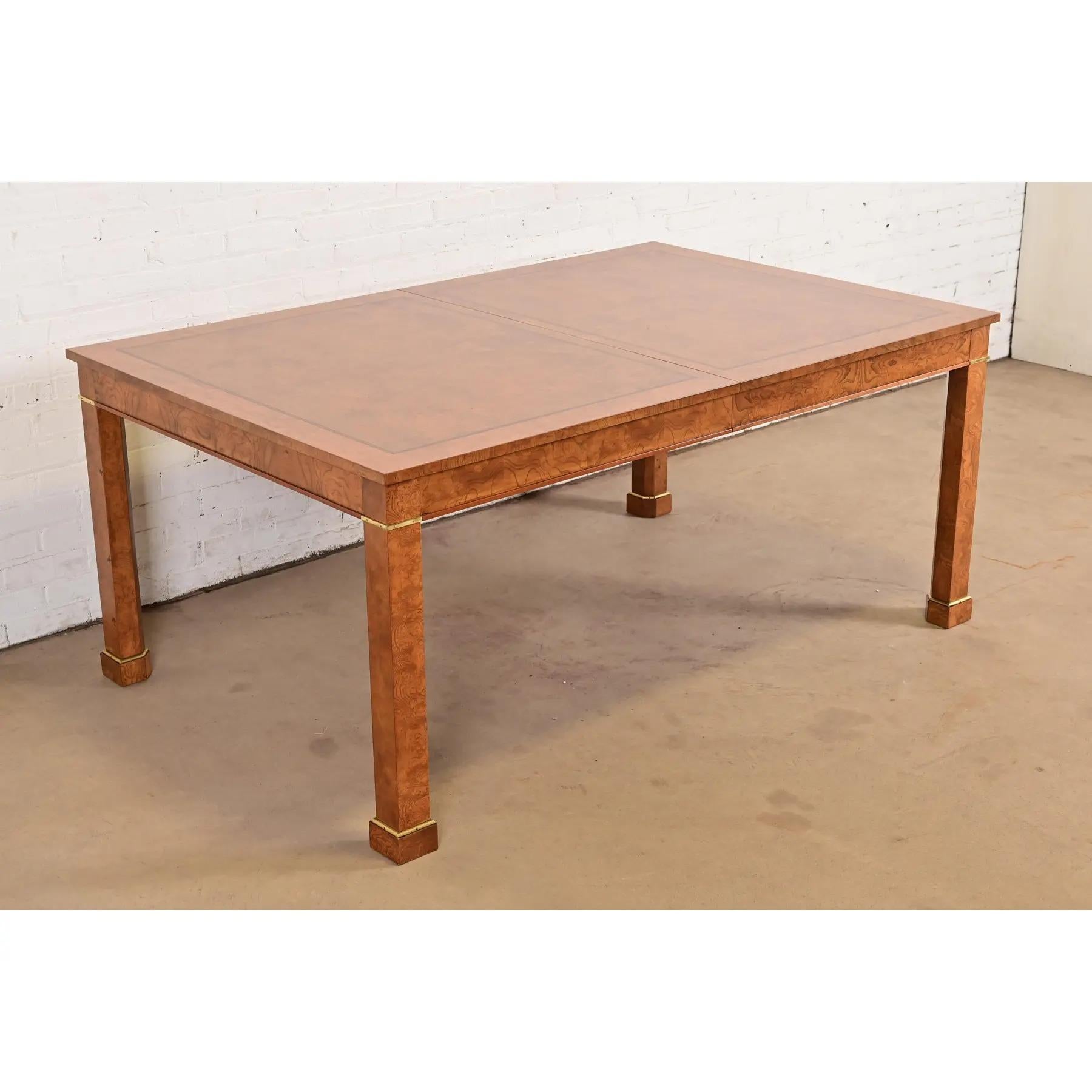 Tavolo da pranzo Baker Furniture in legno di radica e ottone, rifinito in vendita 2