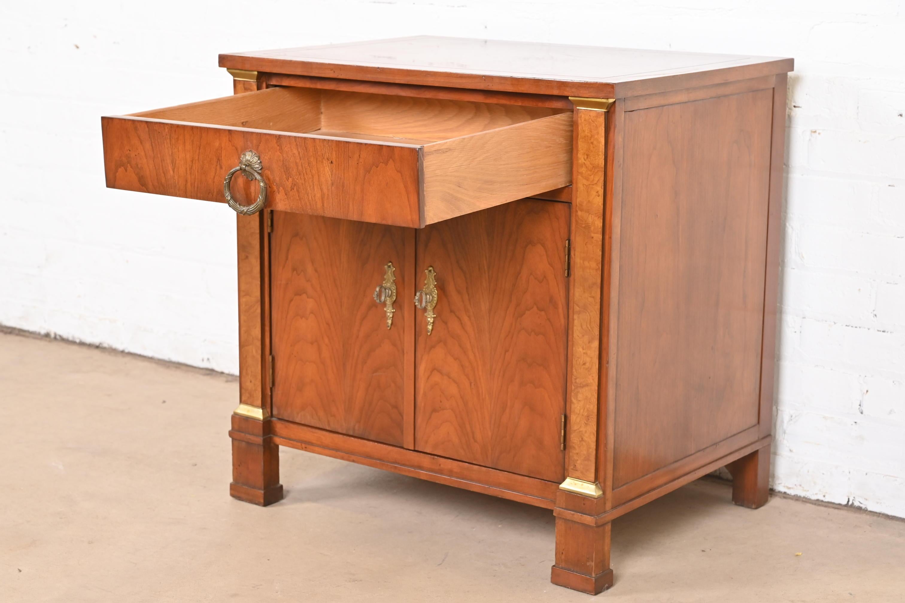 Baker Furniture Französisches Empire Nachttisch aus Kirschbaumholz und Wurzelholz im Angebot 4