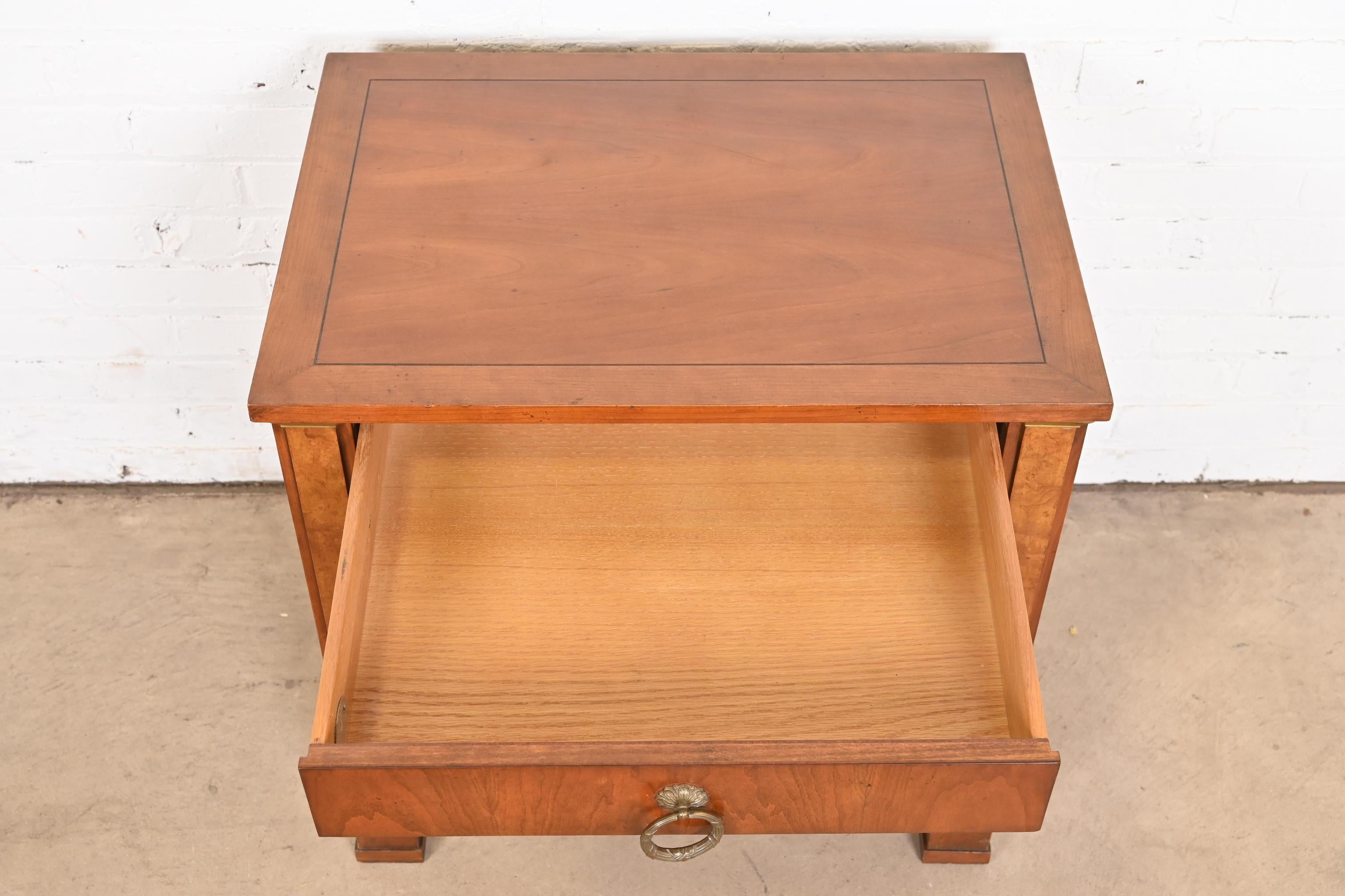 Baker Furniture Französisches Empire Nachttisch aus Kirschbaumholz und Wurzelholz im Angebot 5