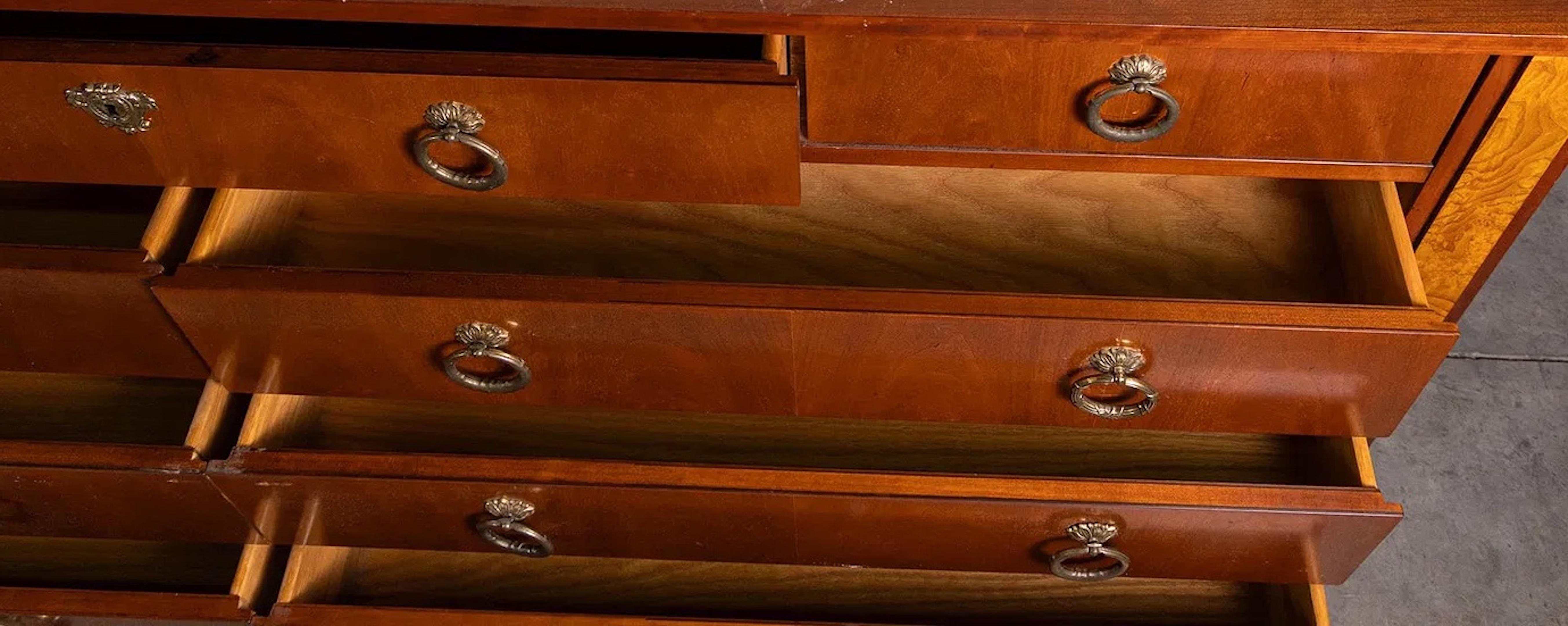 Baker Möbel Französisch Empire Furniture Kirsche & Wurzelholz 9-Schublade Kommode im Zustand „Gut“ im Angebot in Elkton, MD