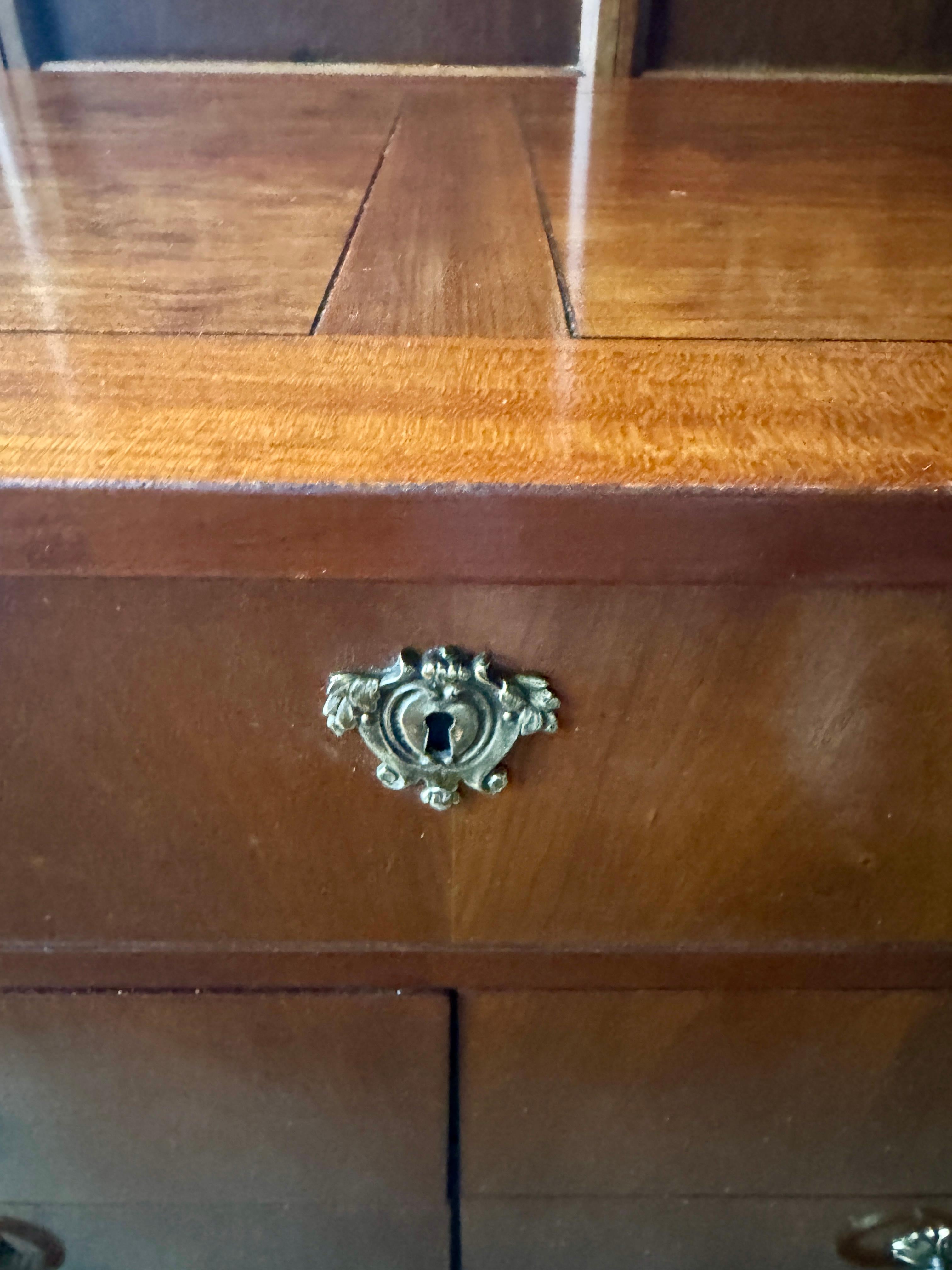 Baker Möbel Französisch Empire Furniture Kirsche & Wurzelholz 9-Schublade Kommode (Messing) im Angebot