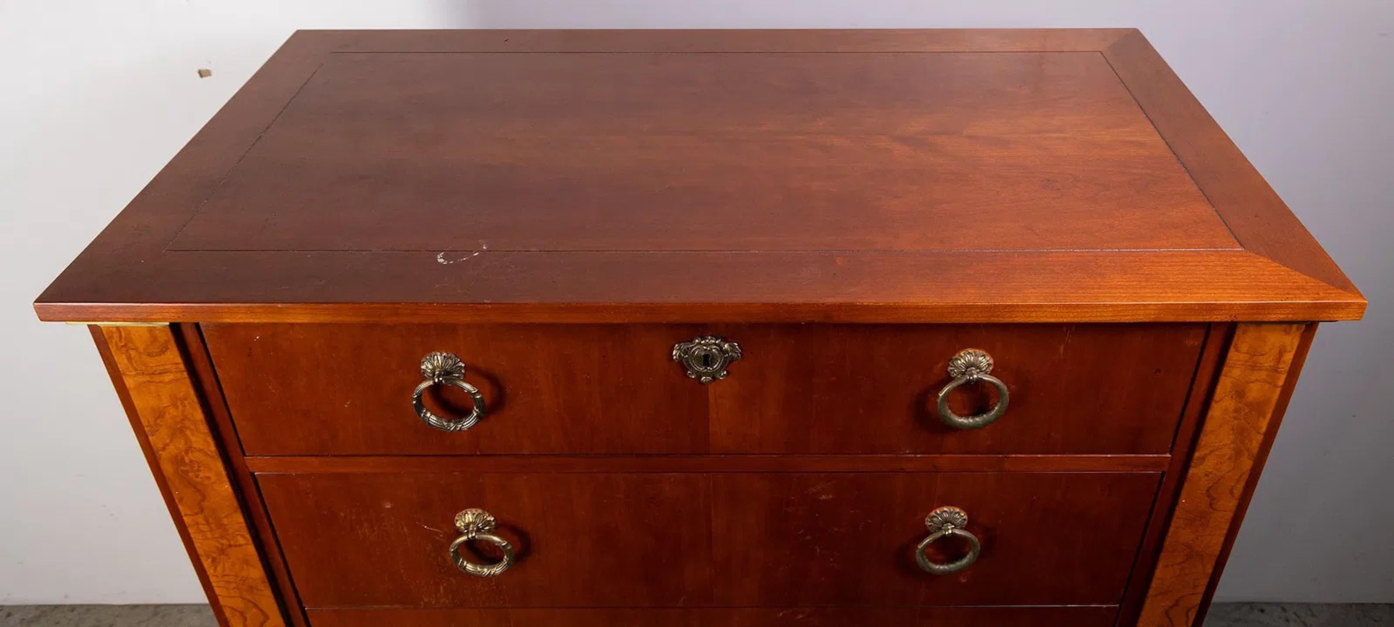 Cassettiera Baker Furniture in ciliegio e legno di radica in vendita 3