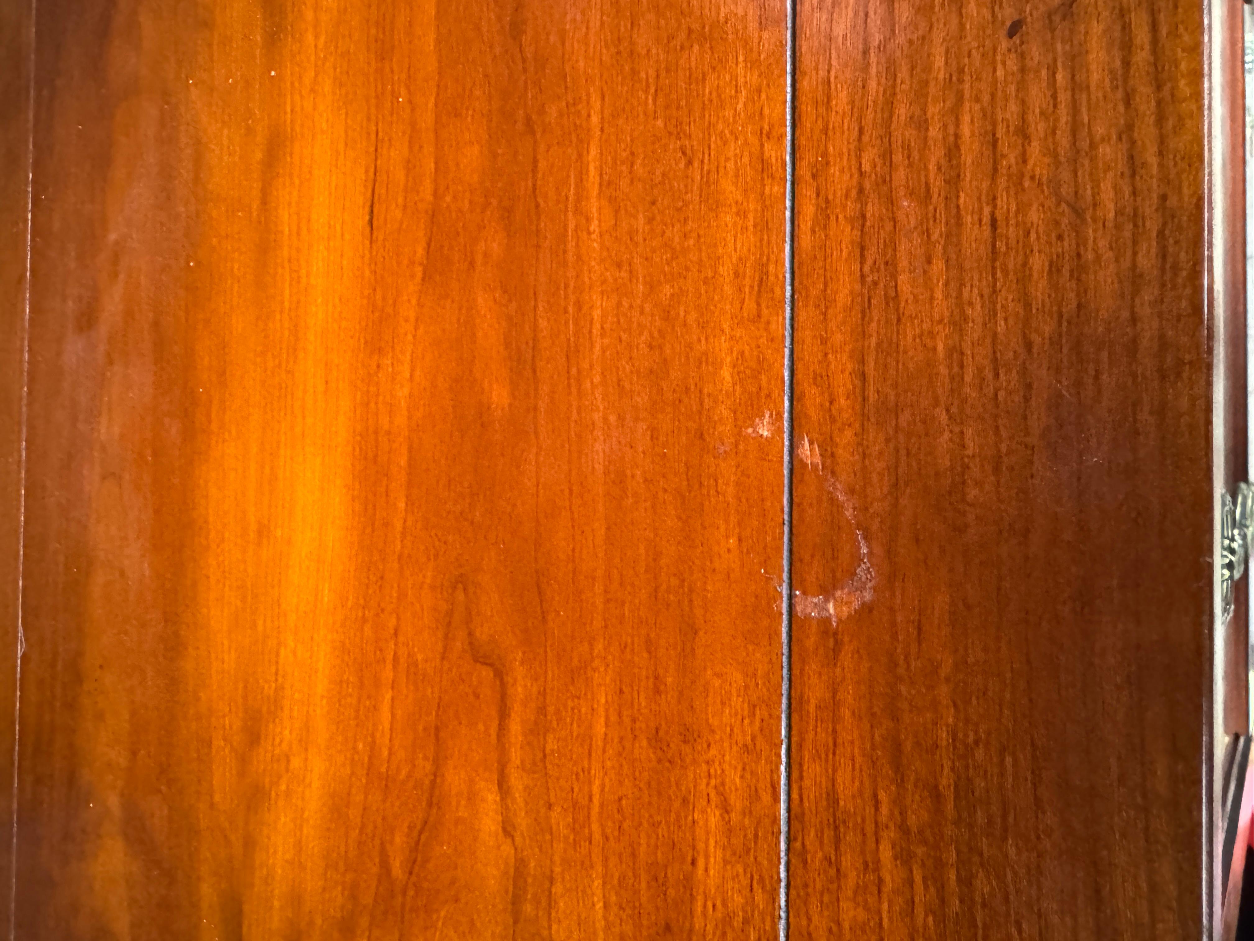 Cassettiera Baker Furniture in ciliegio e legno di radica in vendita 4