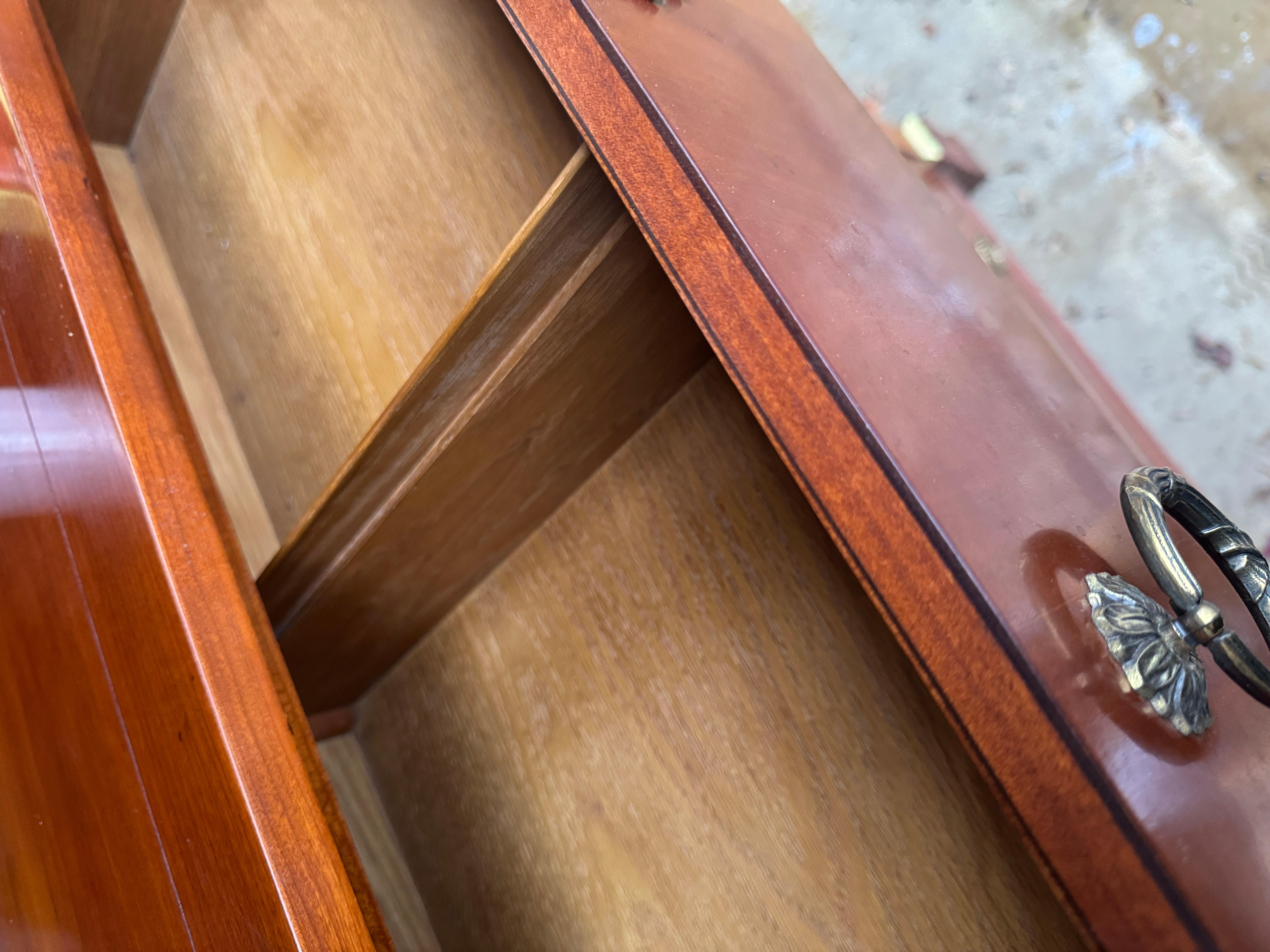 Cassettiera Baker Furniture in ciliegio e legno di radica in vendita 5