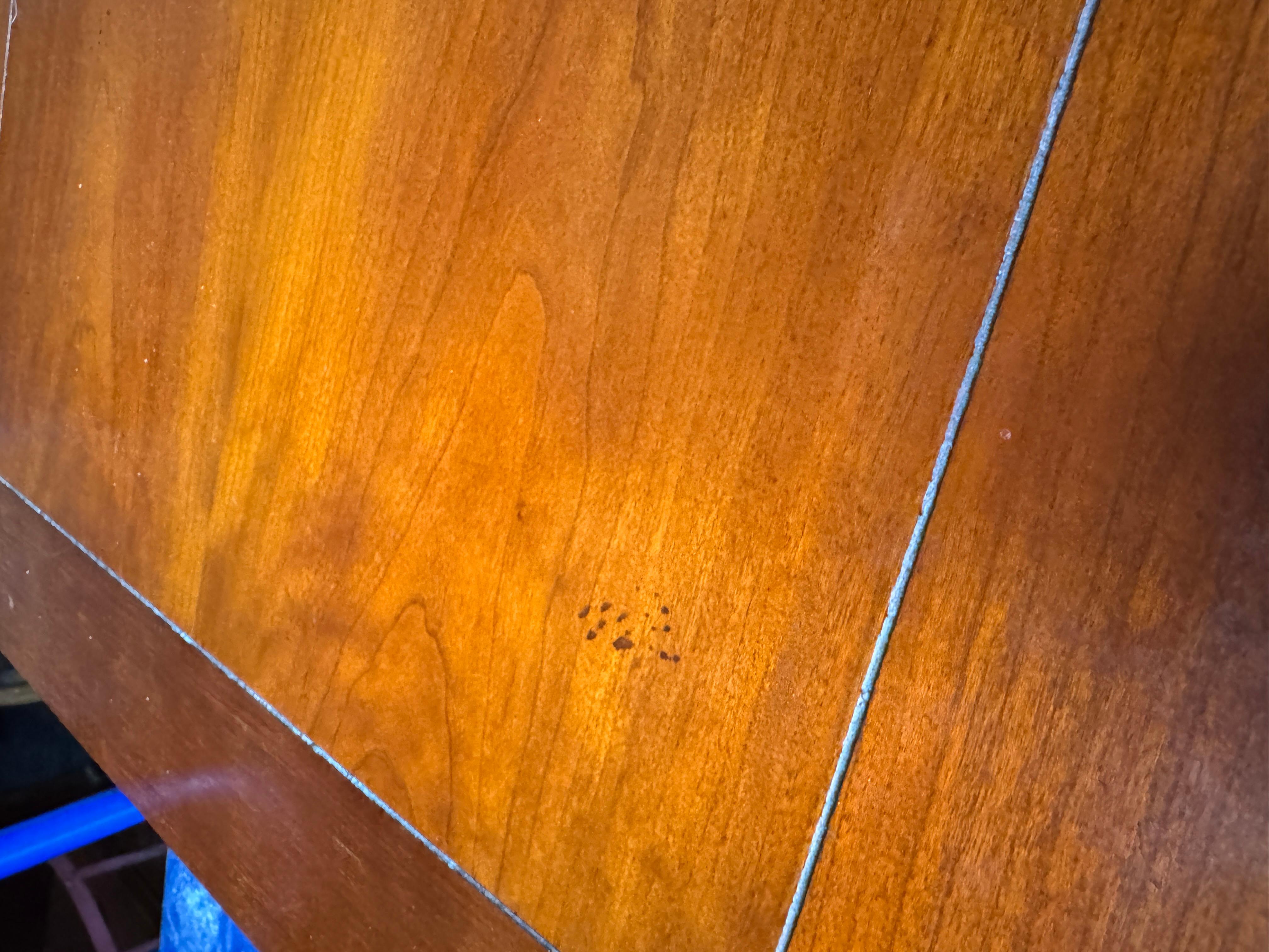 Cassettiera Baker Furniture in ciliegio e legno di radica in vendita 6