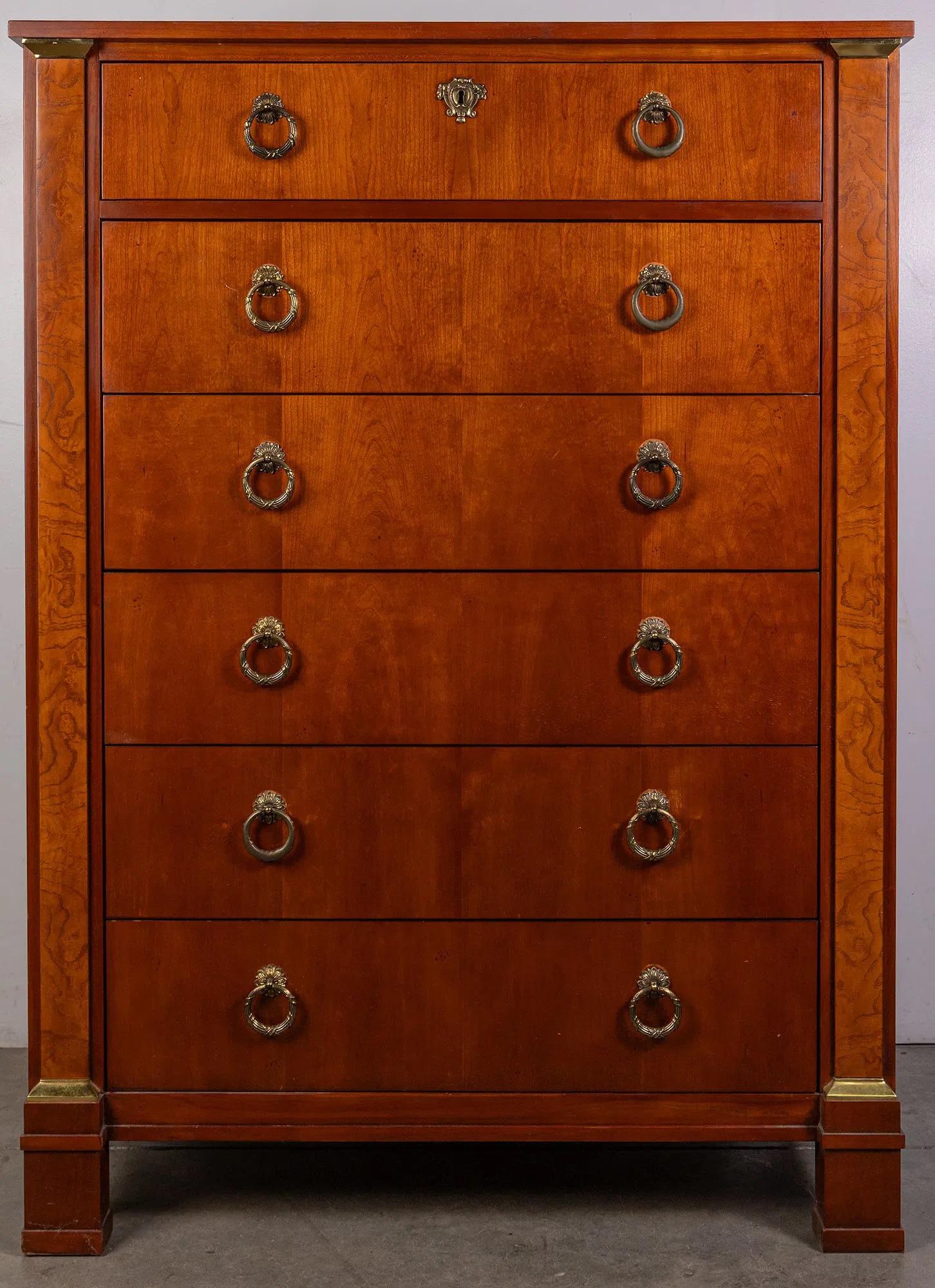 Cassettone in ciliegio con frontali dei cassetti in radica. Sei cassetti a tutta larghezza, tutti funzionanti. Costruzione originale Baker con cassetti a coda di rondine, intelaiatura in legno massiccio e facce impiallacciate in tinta. Ferramenta in