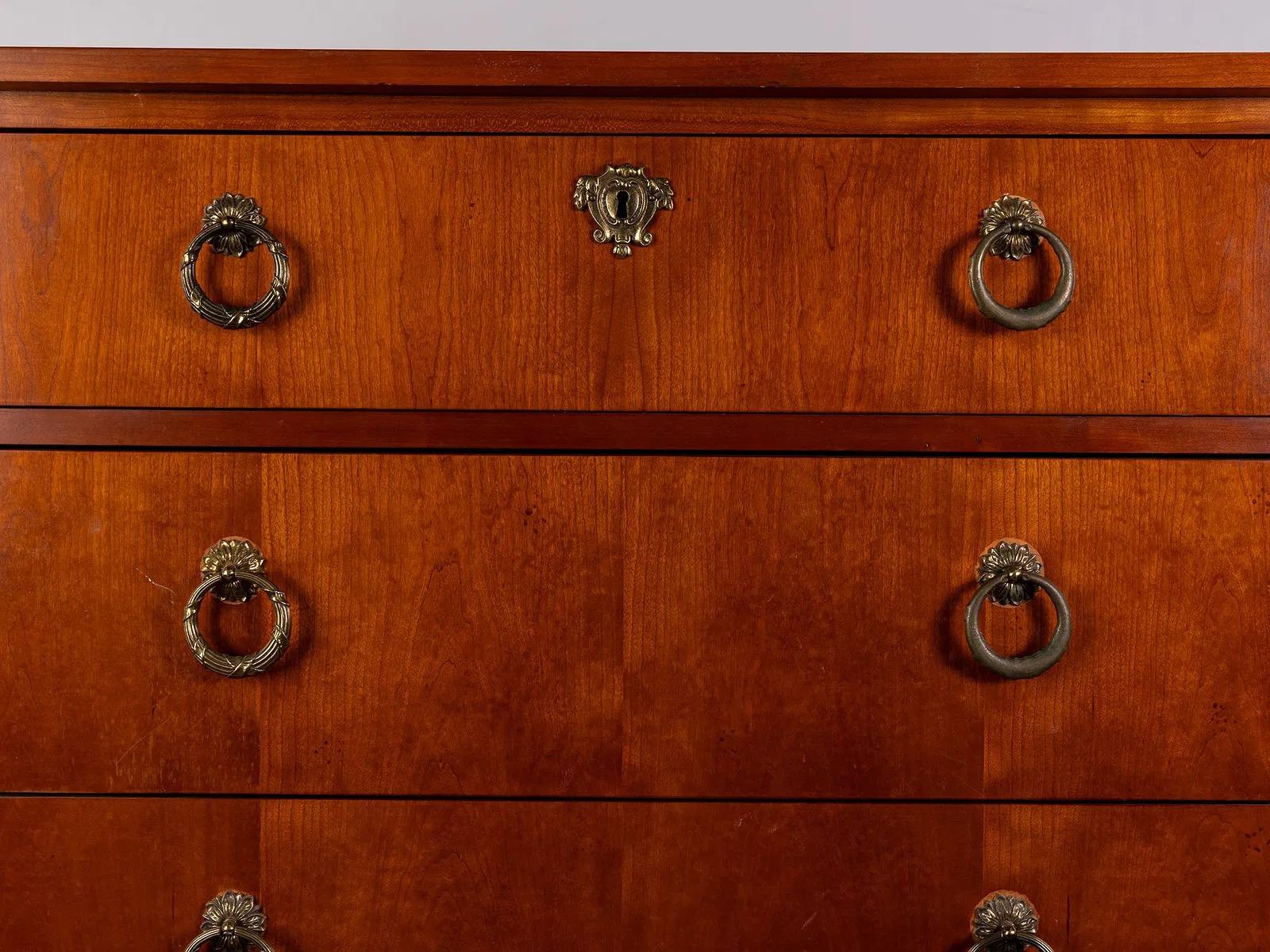 Mid-Century moderno Cassettiera Baker Furniture in ciliegio e legno di radica in vendita