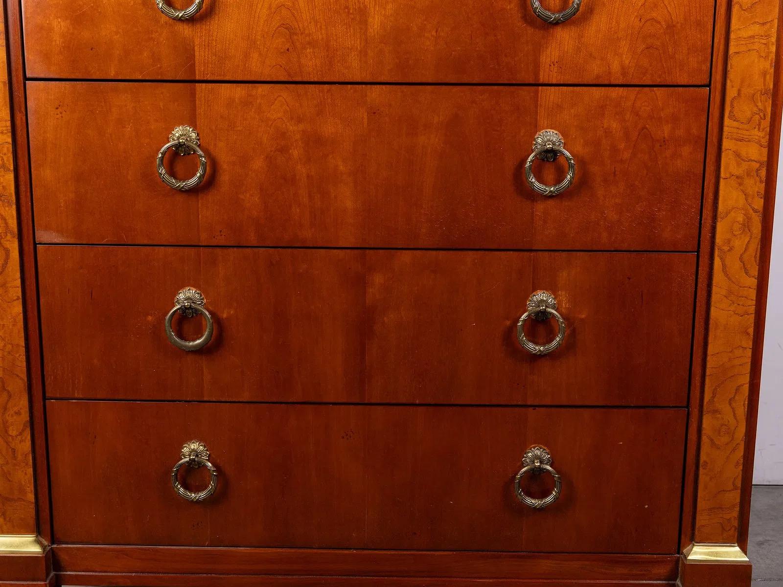 Americano Cassettiera Baker Furniture in ciliegio e legno di radica in vendita