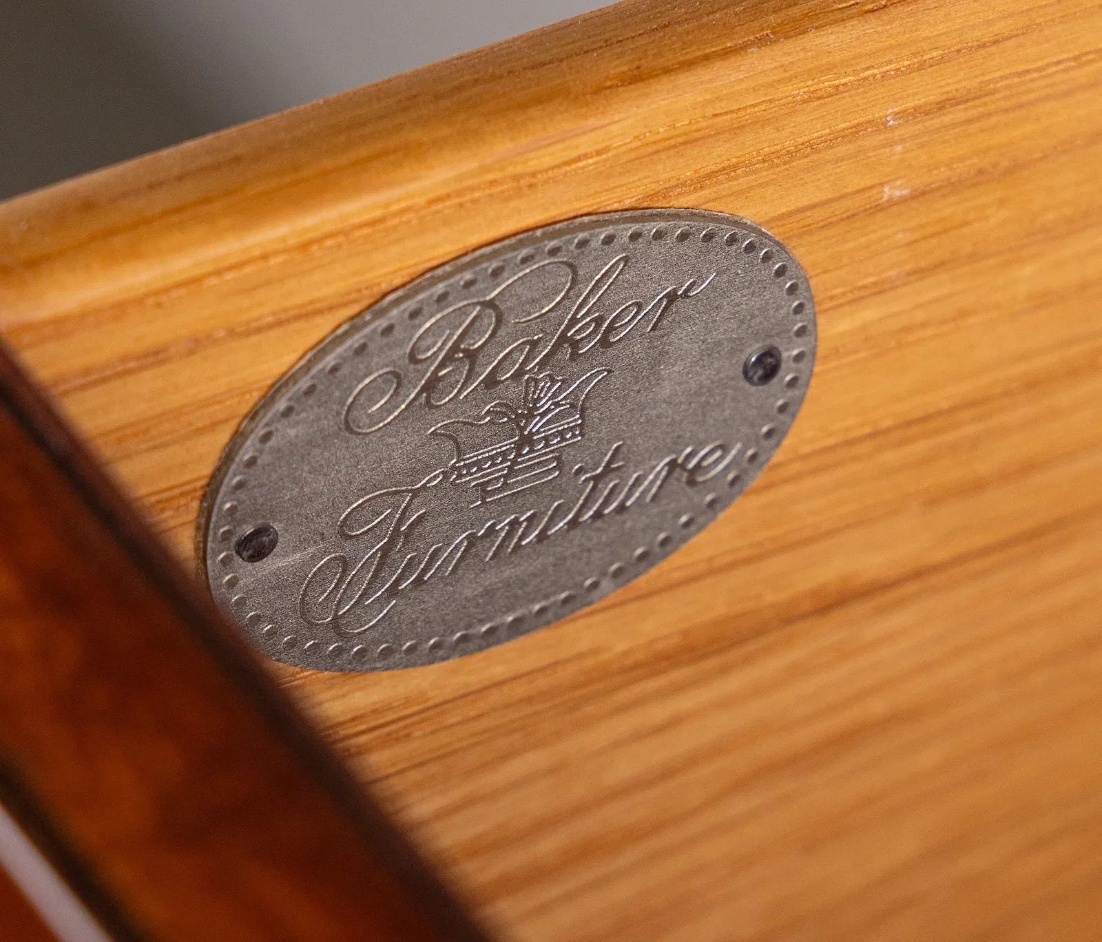 Cassettiera Baker Furniture in ciliegio e legno di radica In condizioni buone in vendita a Elkton, MD