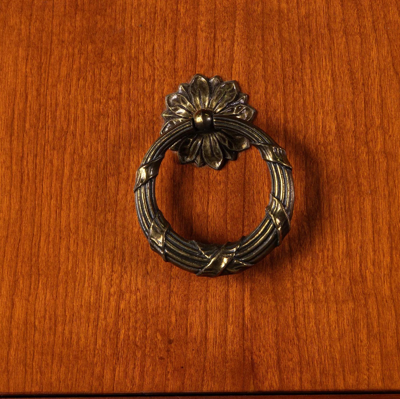 Ottone Cassettiera Baker Furniture in ciliegio e legno di radica in vendita