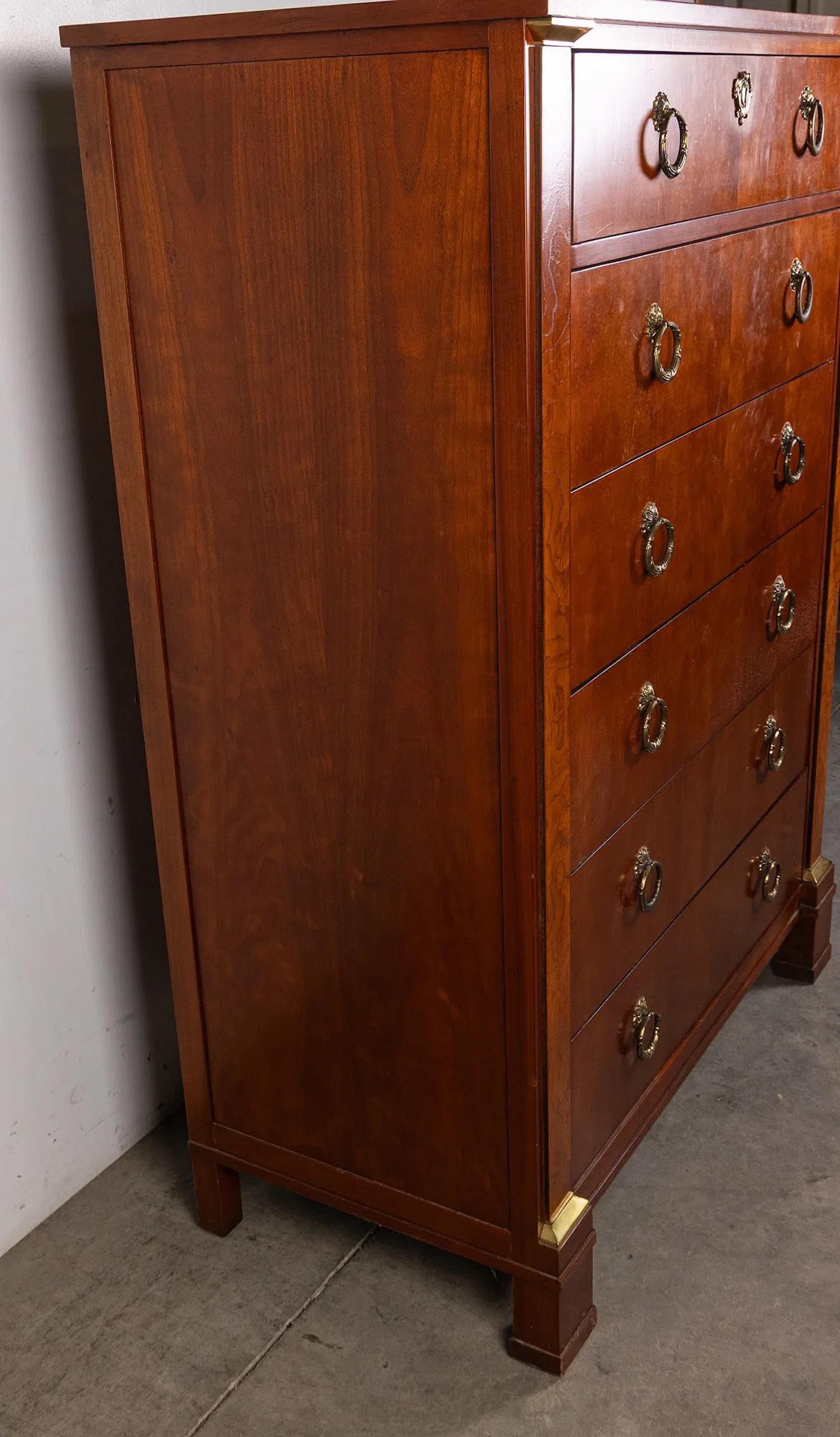Cassettiera Baker Furniture in ciliegio e legno di radica in vendita 1