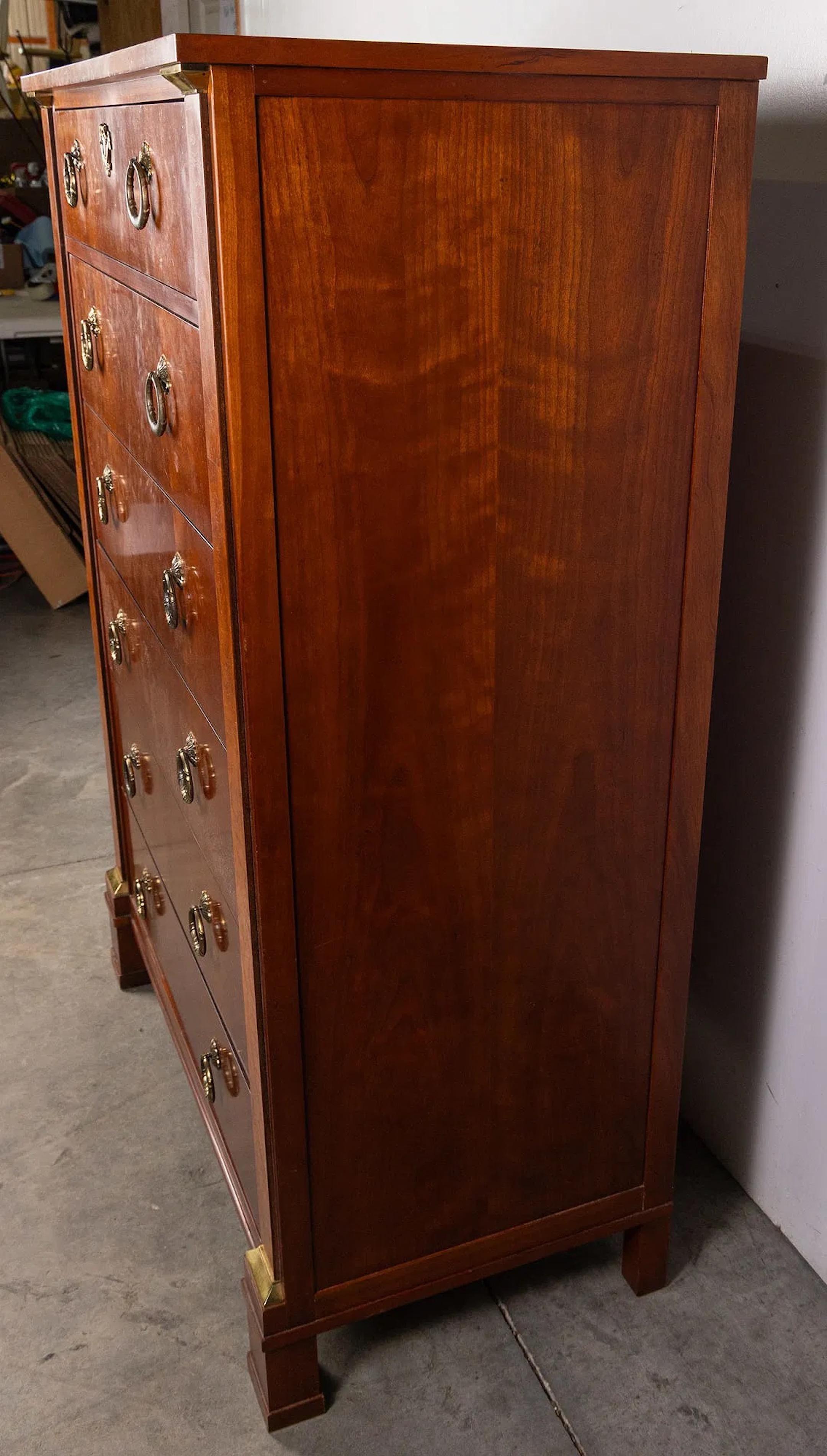 Cassettiera Baker Furniture in ciliegio e legno di radica in vendita 2