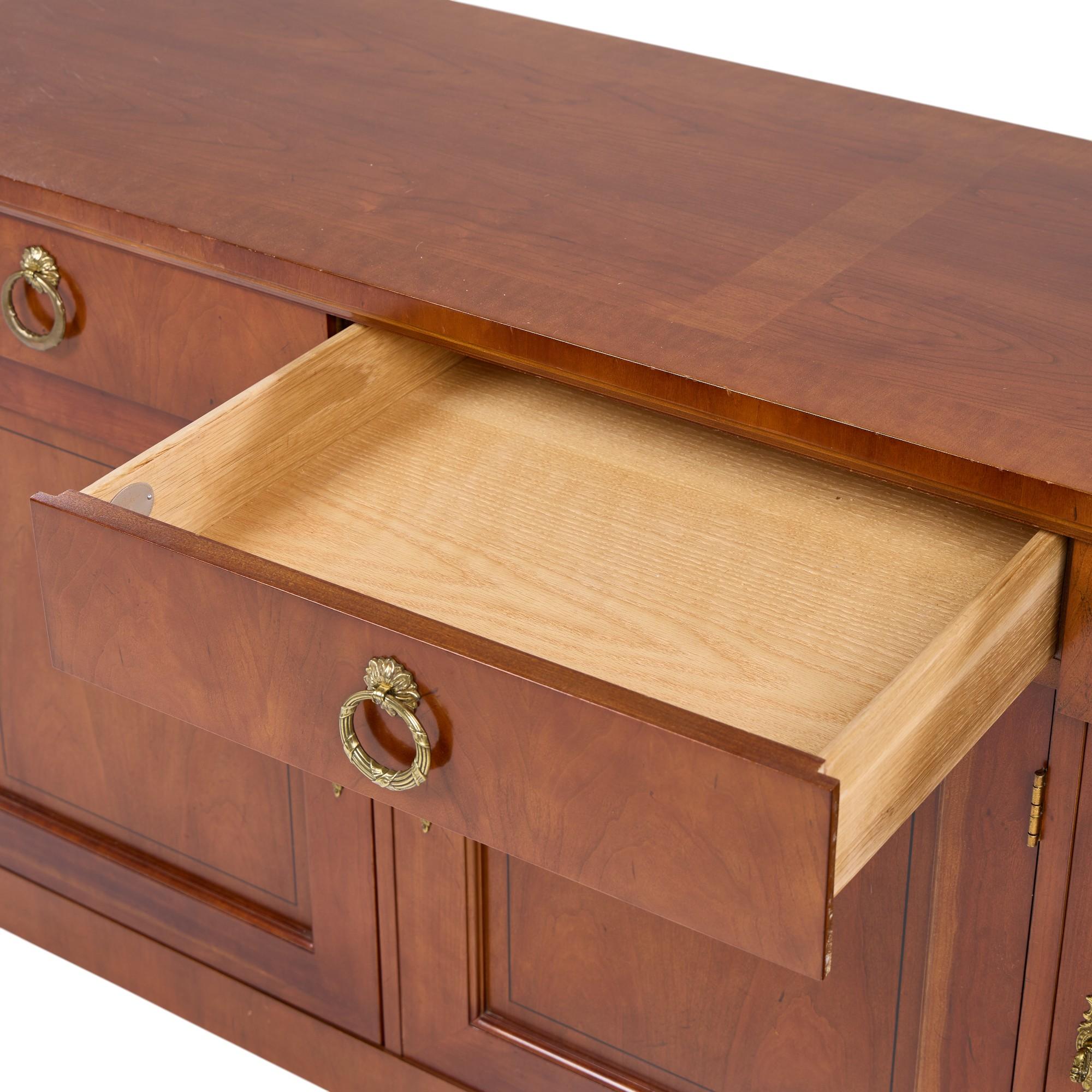 Baker Furniture Imperio Francés Credenza Aparador de Madera de Cerezo y Parcela Ebonizada en venta 4
