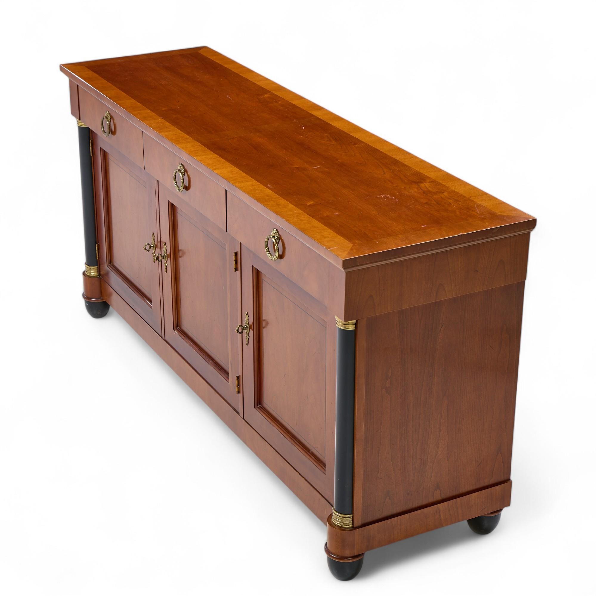 Baker Furniture Imperio Francés Credenza Aparador de Madera de Cerezo y Parcela Ebonizada en venta 5
