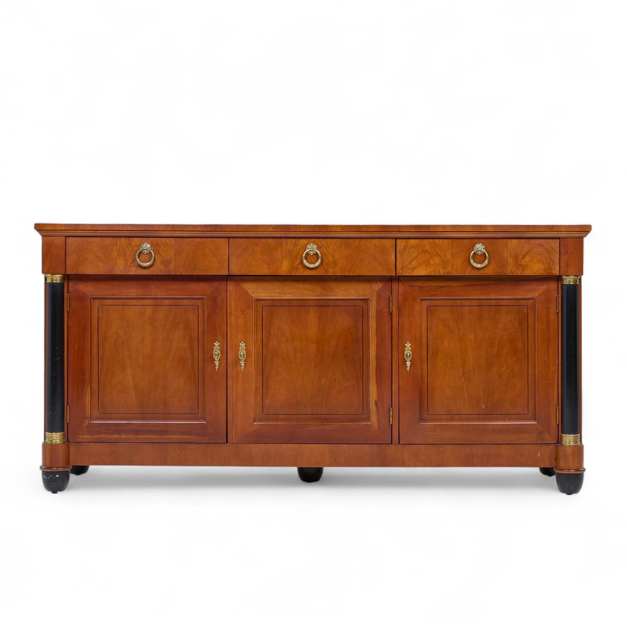 Baker Furniture Imperio Francés Credenza Aparador de Madera de Cerezo y Parcela Ebonizada

Este aparador mide 66 de ancho x 19 de fondo x 32,5 pulgadas de alto

Hacemos nuestras fotos en un estudio con iluminación controlada para mostrar el máximo
