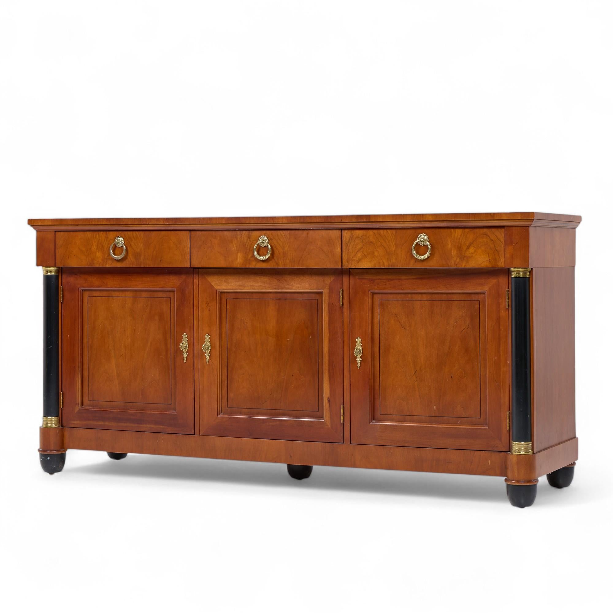 Baker Furniture Imperio Francés Credenza Aparador de Madera de Cerezo y Parcela Ebonizada Estadounidense en venta