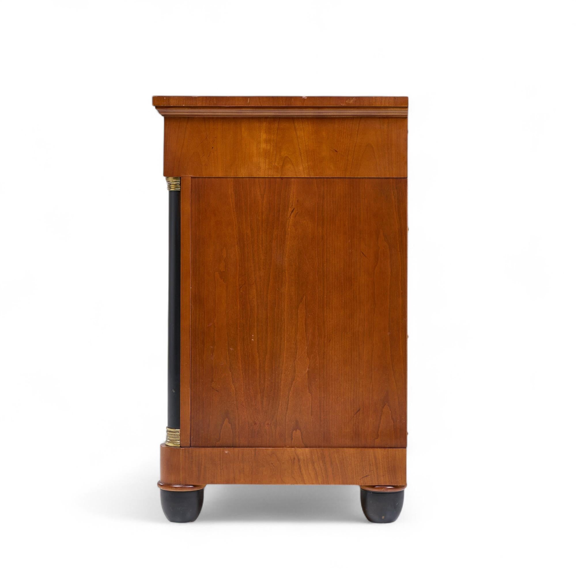 Baker Furniture Imperio Francés Credenza Aparador de Madera de Cerezo y Parcela Ebonizada en Bueno estado para la venta en Franklin Park, IL
