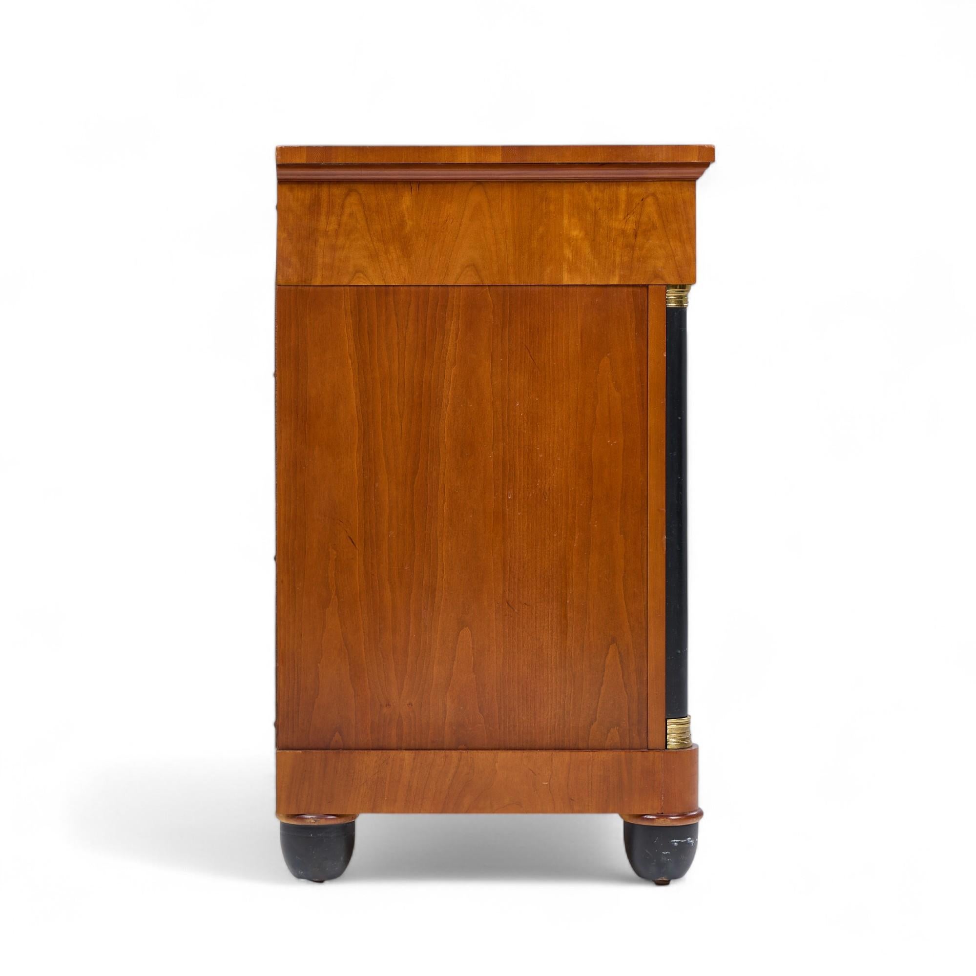 Baker Furniture Imperio Francés Credenza Aparador de Madera de Cerezo y Parcela Ebonizada siglo XX en venta